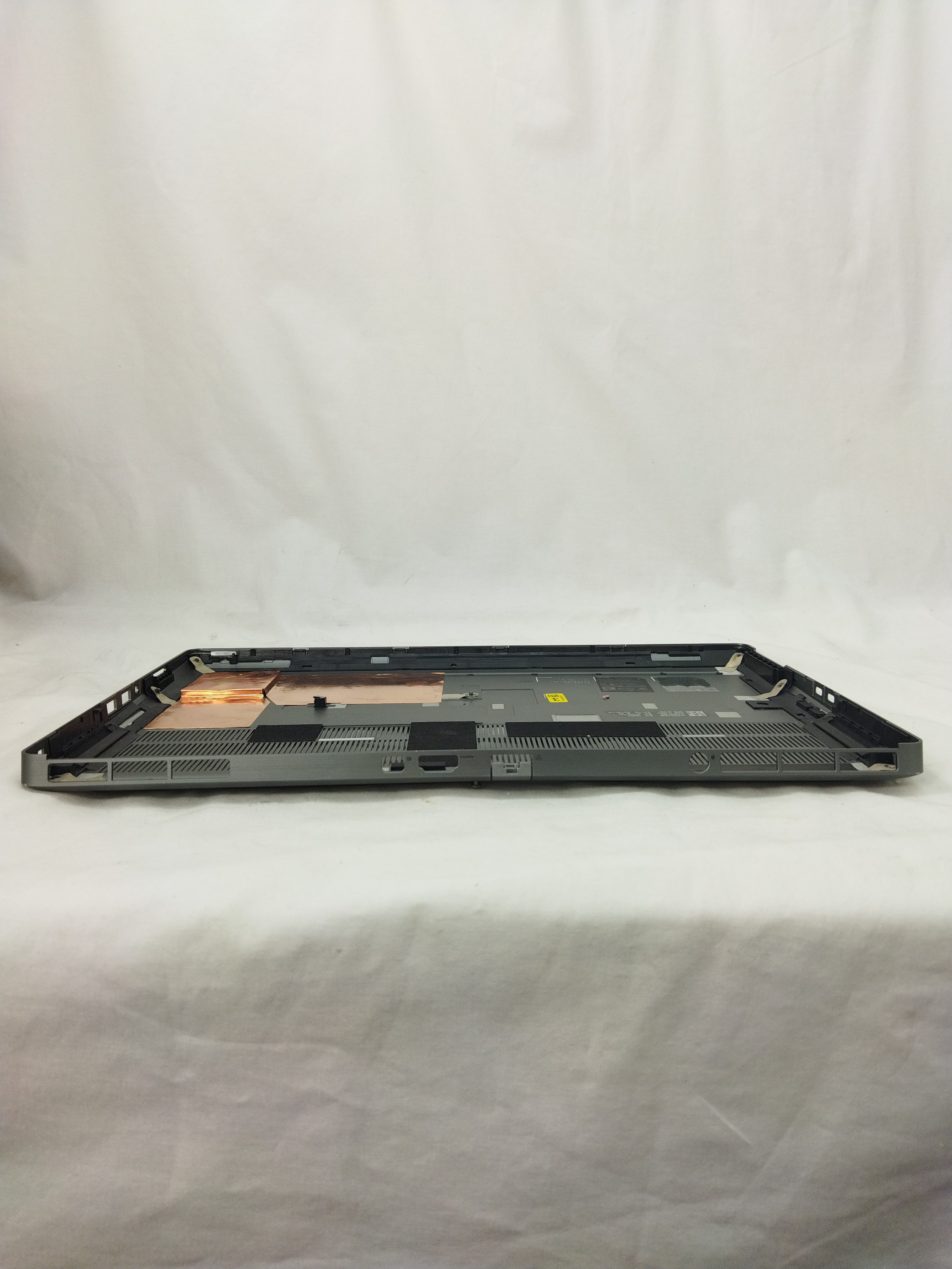 Voir photo 3 de Cache arrière DELL Precision 7560 en très bon état Cache arrière DELL Precision 7560 en très bon état Très bon état - Vue 3 -
