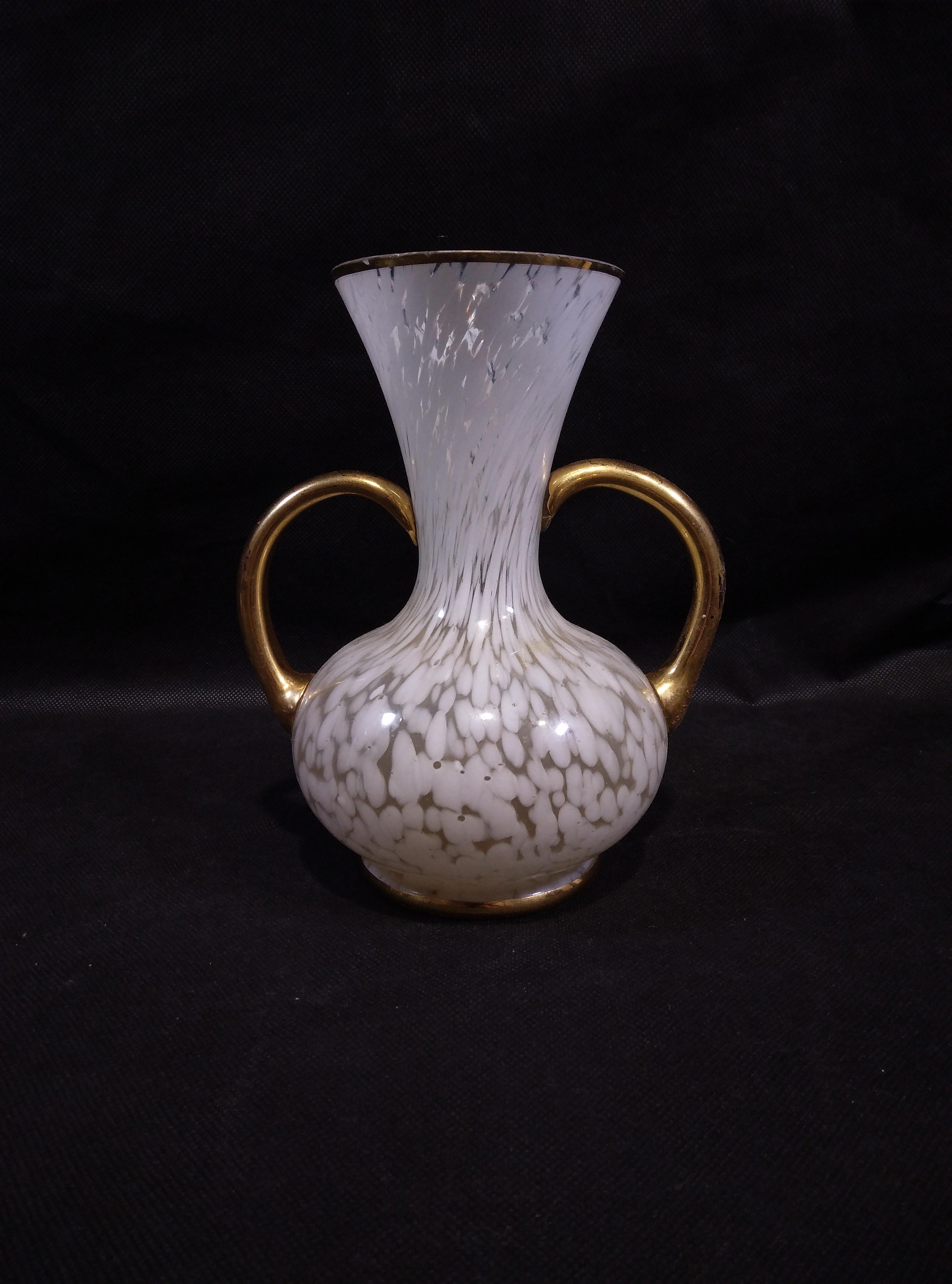 Voir photo 3 de Vase Vintage blanc moucheté avec anses dorées Vase Vintage blanc moucheté avec anses dorées Bon état - Vue 3 -