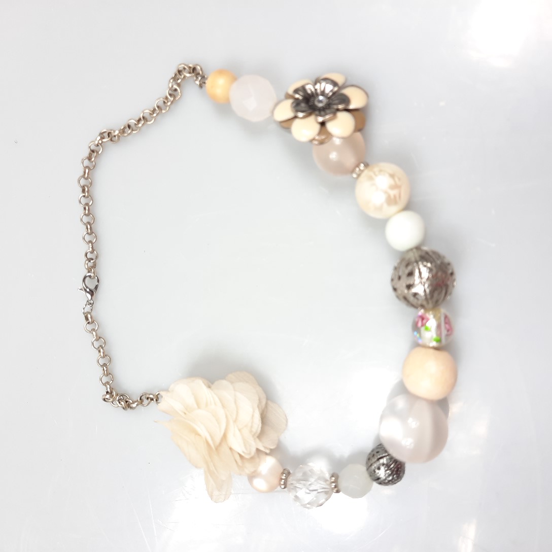 Acheter Collier charme perles fantaisie et fleur en tissu Très bon état - 12,00 € Collier charme perles fantaisie et fleur en tissu Très bon état - reconditionné disponible sur Label Emmaüs