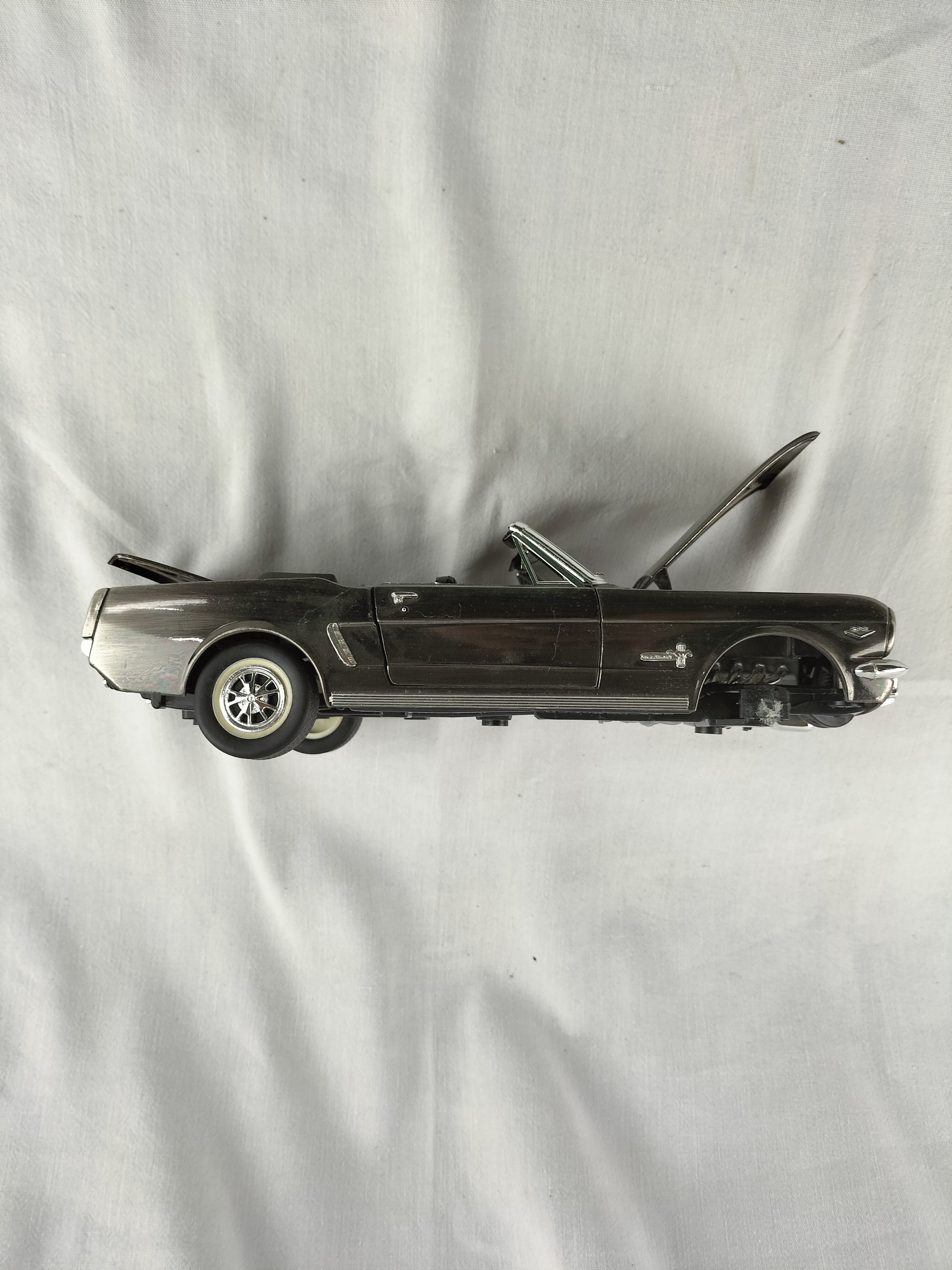 Voir photo 20 de Lot de 8 voitures miniatures de collection – Ferrari, Porsche, Mustang, Cadillac, Corvette Lot de 8 voitures miniatures de collection – Ferrari, Porsche, Mustang, Cadillac, Corvette Bon état - Vue 20 -