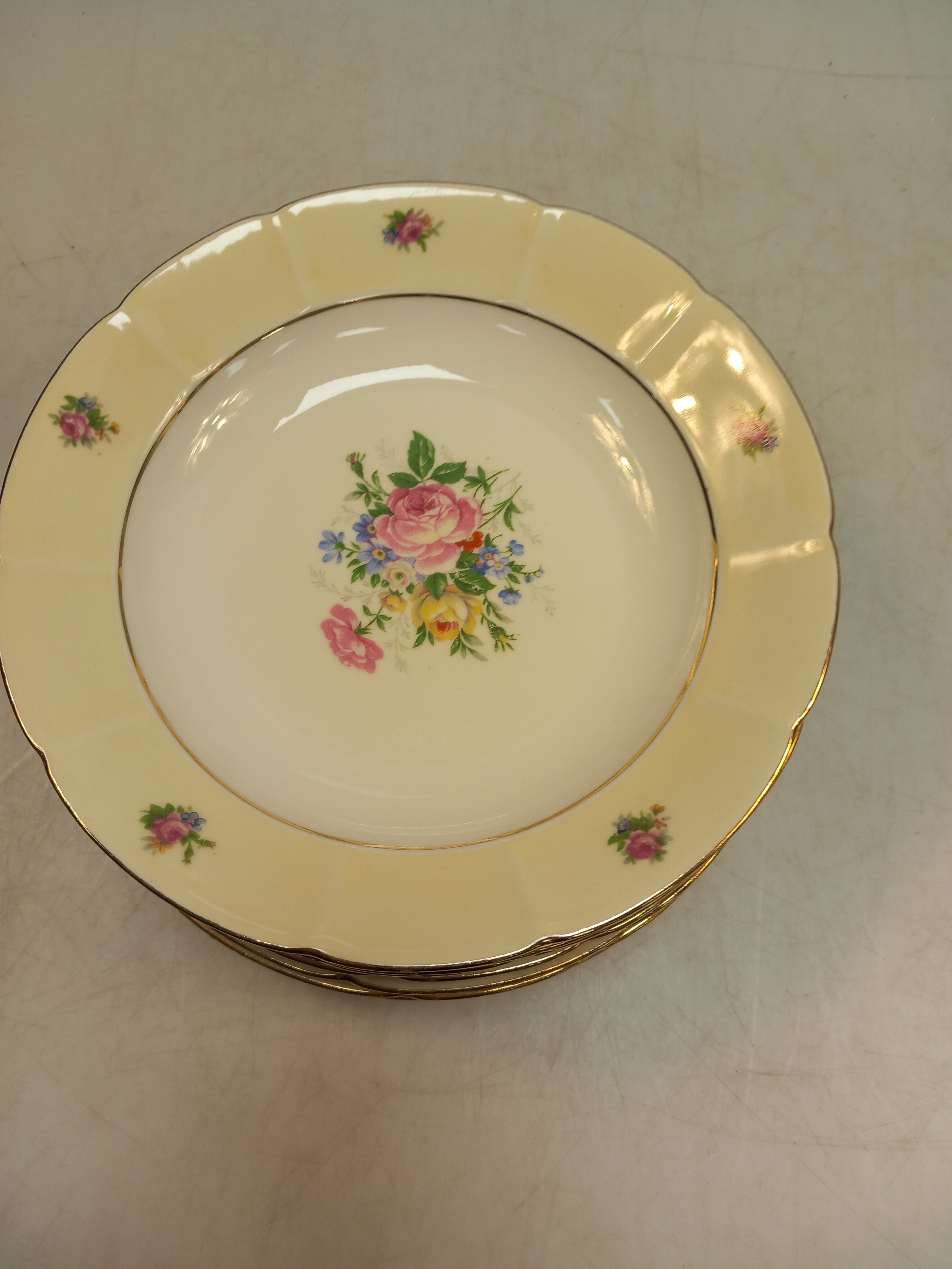 Lot de 8 assiettes creuses en porcelaine à motifs floraux. - Photo 2