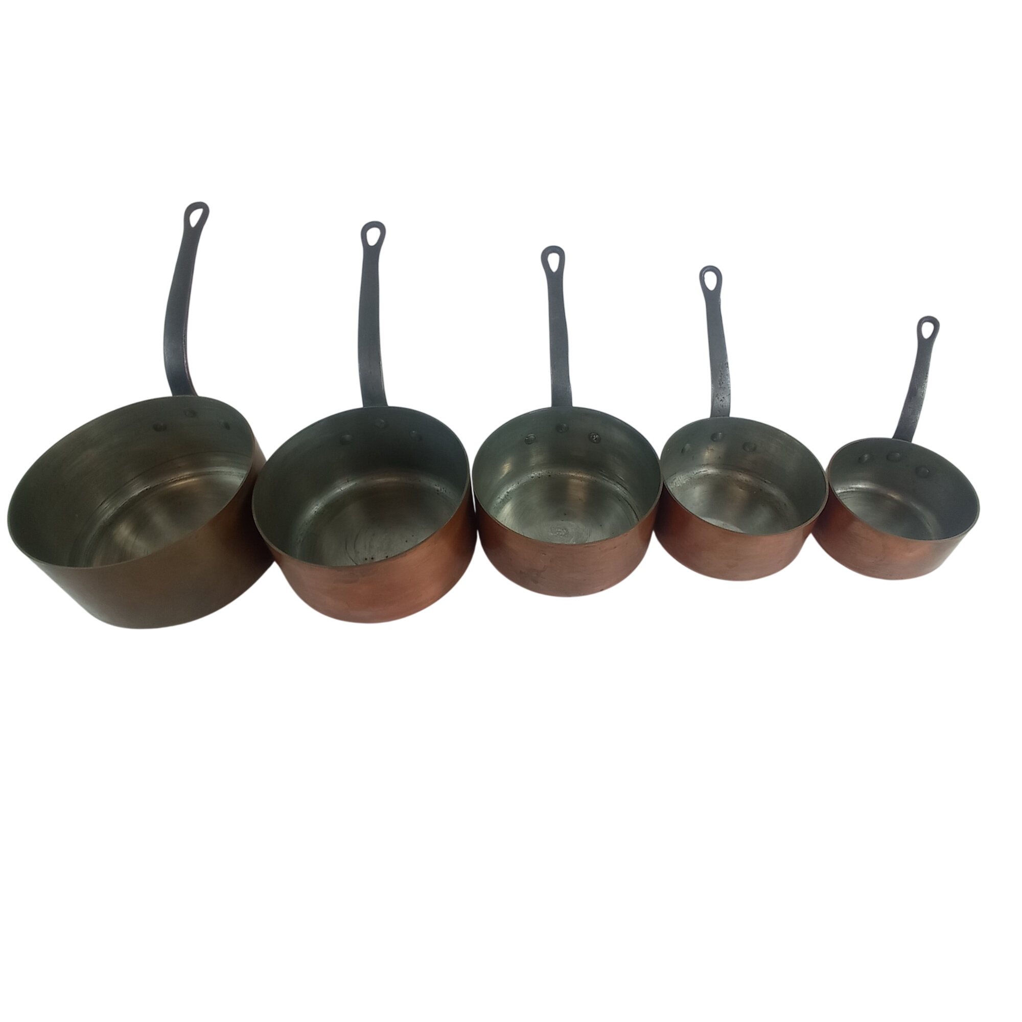 Acheter Batterie de 5 casseroles anciennes en cuivre - 30,00 € Batterie de 5 casseroles anciennes en cuivre - reconditionné disponible sur Label Emmaüs