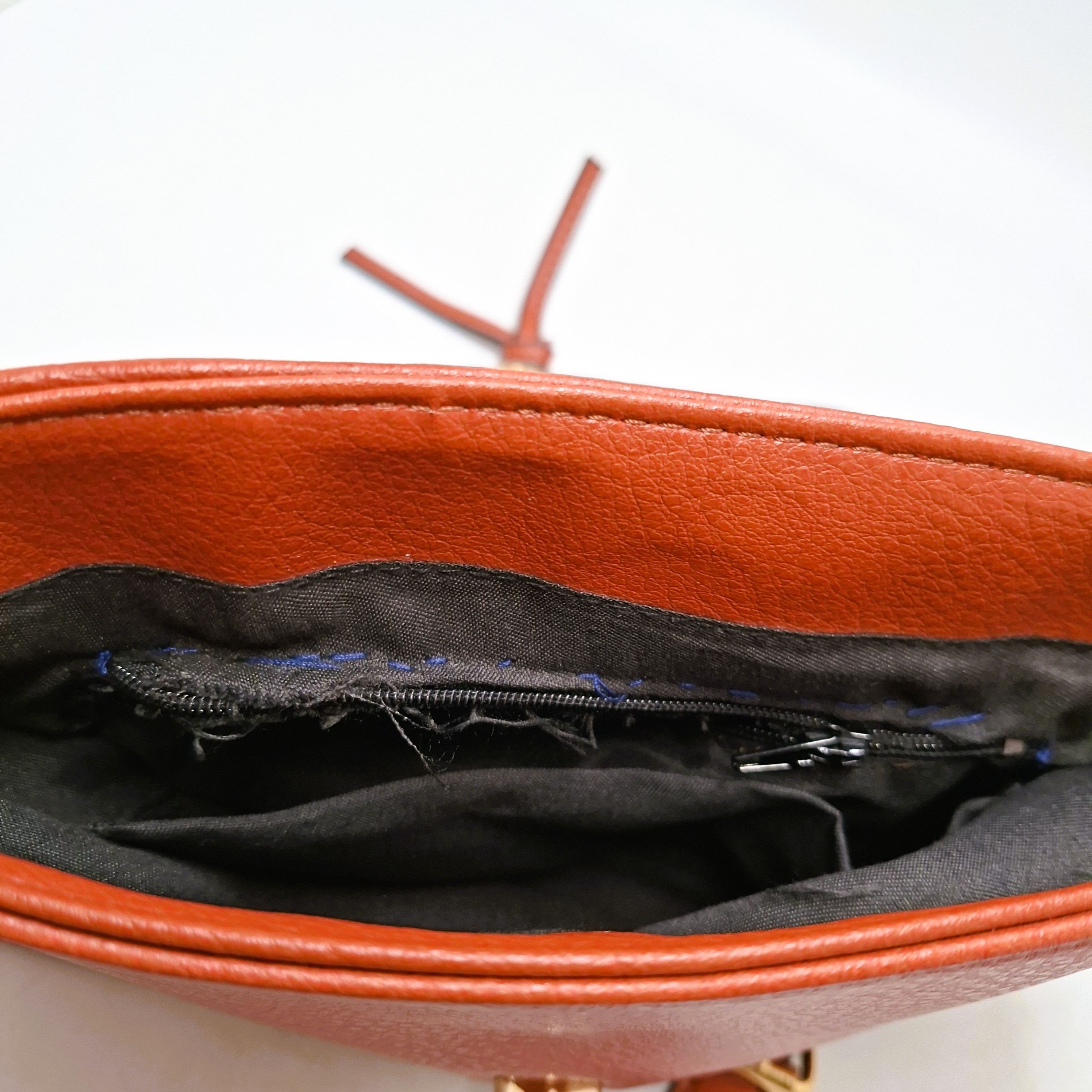 Sac à main à bandoulière, marque Manoukian Studio, matière synthétique.  - Vue 6 - 
