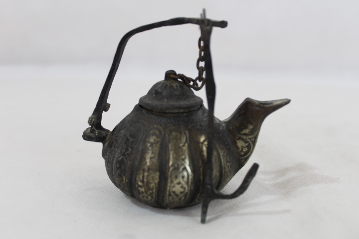 Lot de 4 anciennes petites lampes à huile Aladin rave ou veilleuse en bronze Très bon état - Vue 8 - 