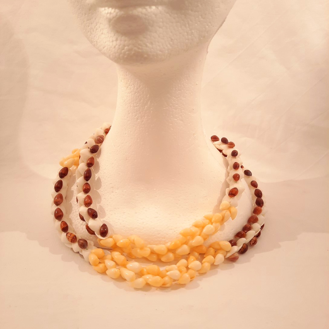 Voir photo 2 de Collier sautoir tahitien de coquillages Cauri Collier sautoir tahitien de coquillages Cauri Très bon état - Vue 2 -