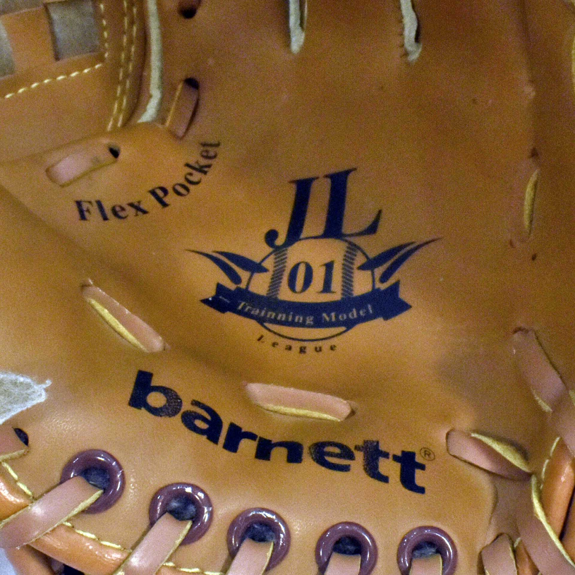 Voir photo 7 de Gant de Base Ball Gaucher Barnett® JL01 & Sa Balle Usagée Gant de Base Ball Gaucher Barnett® JL01 & Sa Balle Usagée - Vue 7 -
