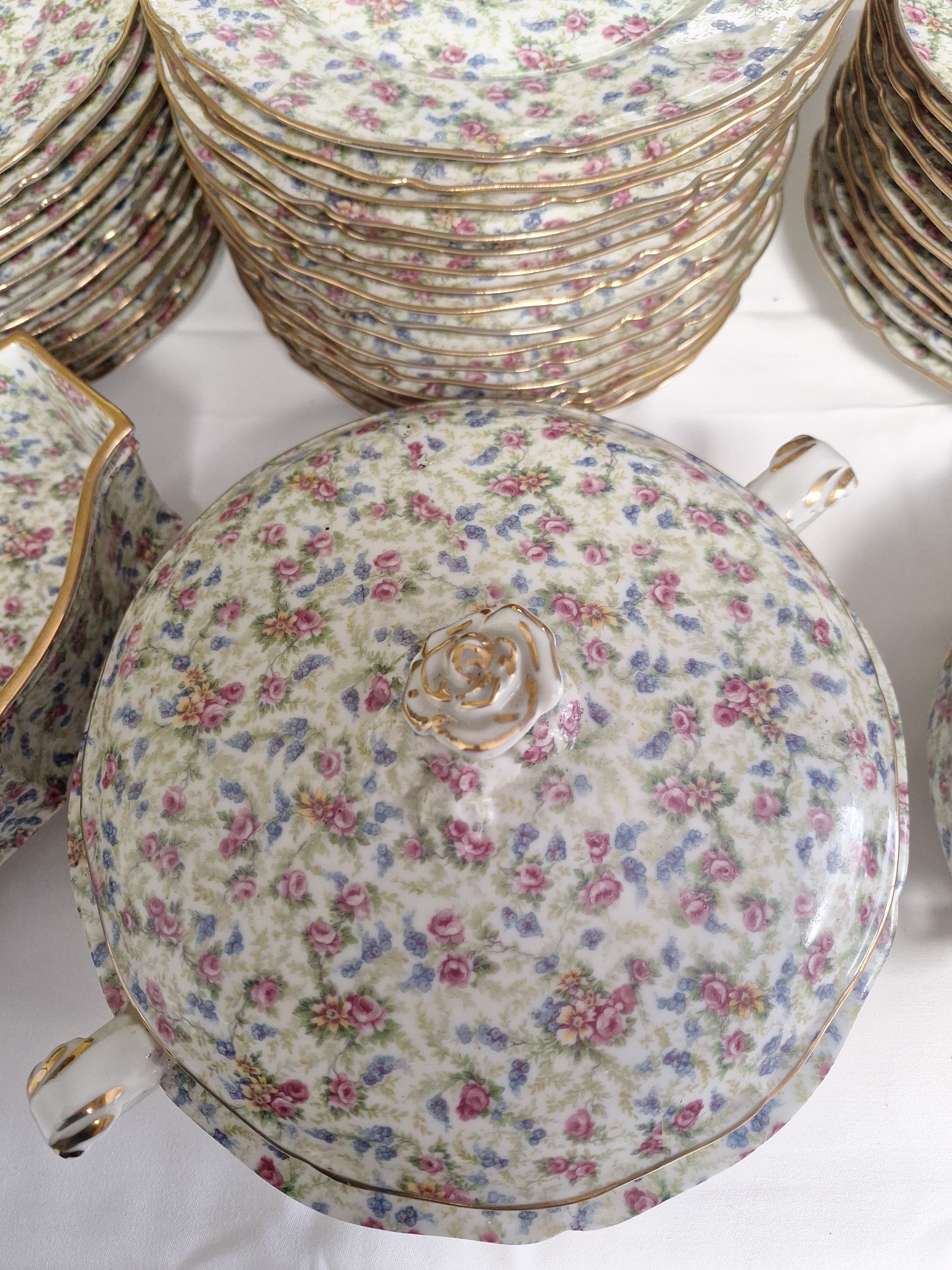 Ensemble de 54 pièces de vaisselles porcelaine de Limoges, motif floral