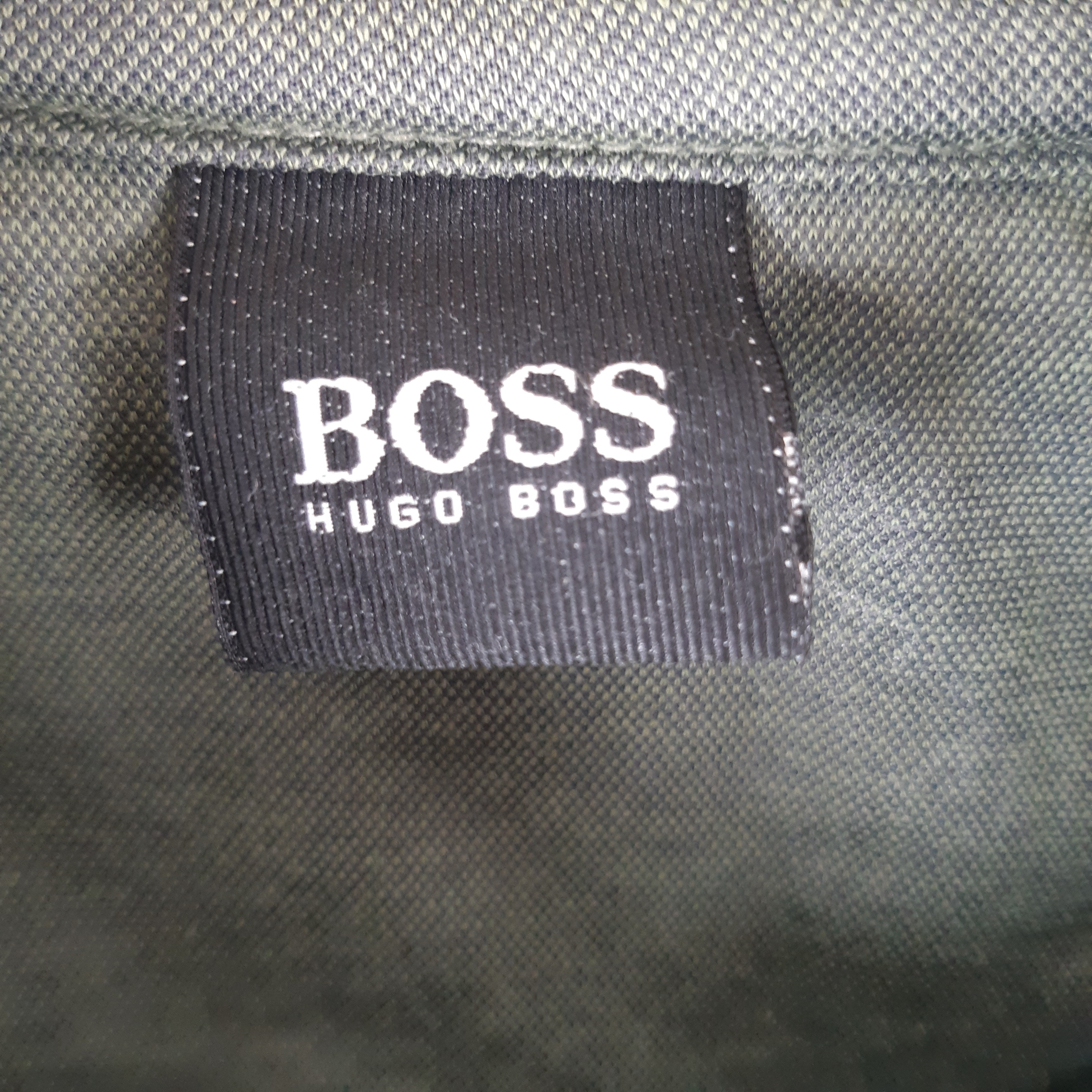 Voir photo 6 de Hugo Boss - Polo sauge vert coton - Taille M mesures Carrure= 42 Poitrine=51 Longueur= 66 Hugo Boss - Polo sauge vert coton - Taille M mesures Carrure= 42 Poitrine=51 Longueur= 66 Très bon état - Vue 6 -