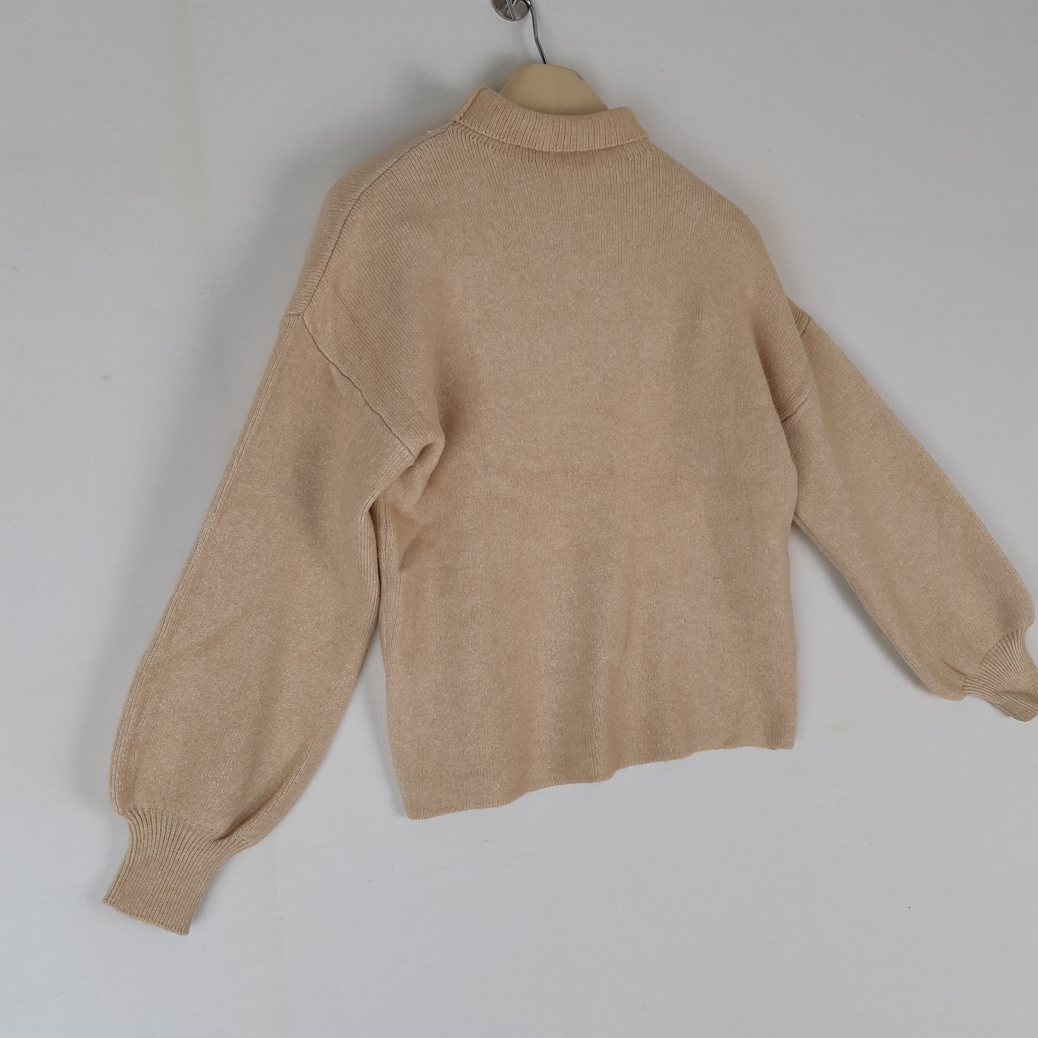 In April 1986 - Pull col montant beige - Taille mesures Carrure= 52 Poitrine= 48 Longueur= 53  - Vue 3 - 