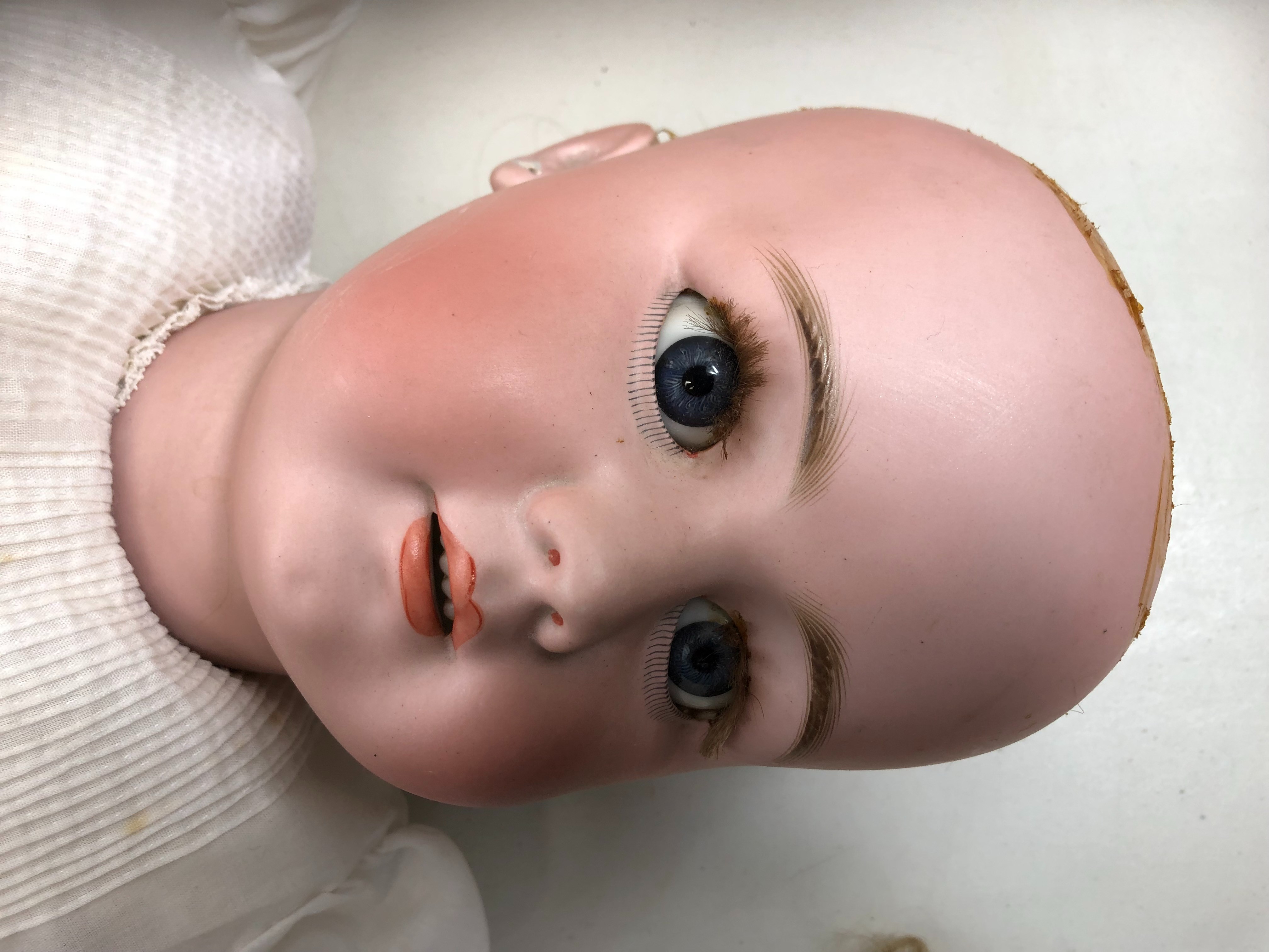 POUPEE JUMEAU. TÊTE EN PORCELAINE. CORPS DE COMPOSITION. XIX