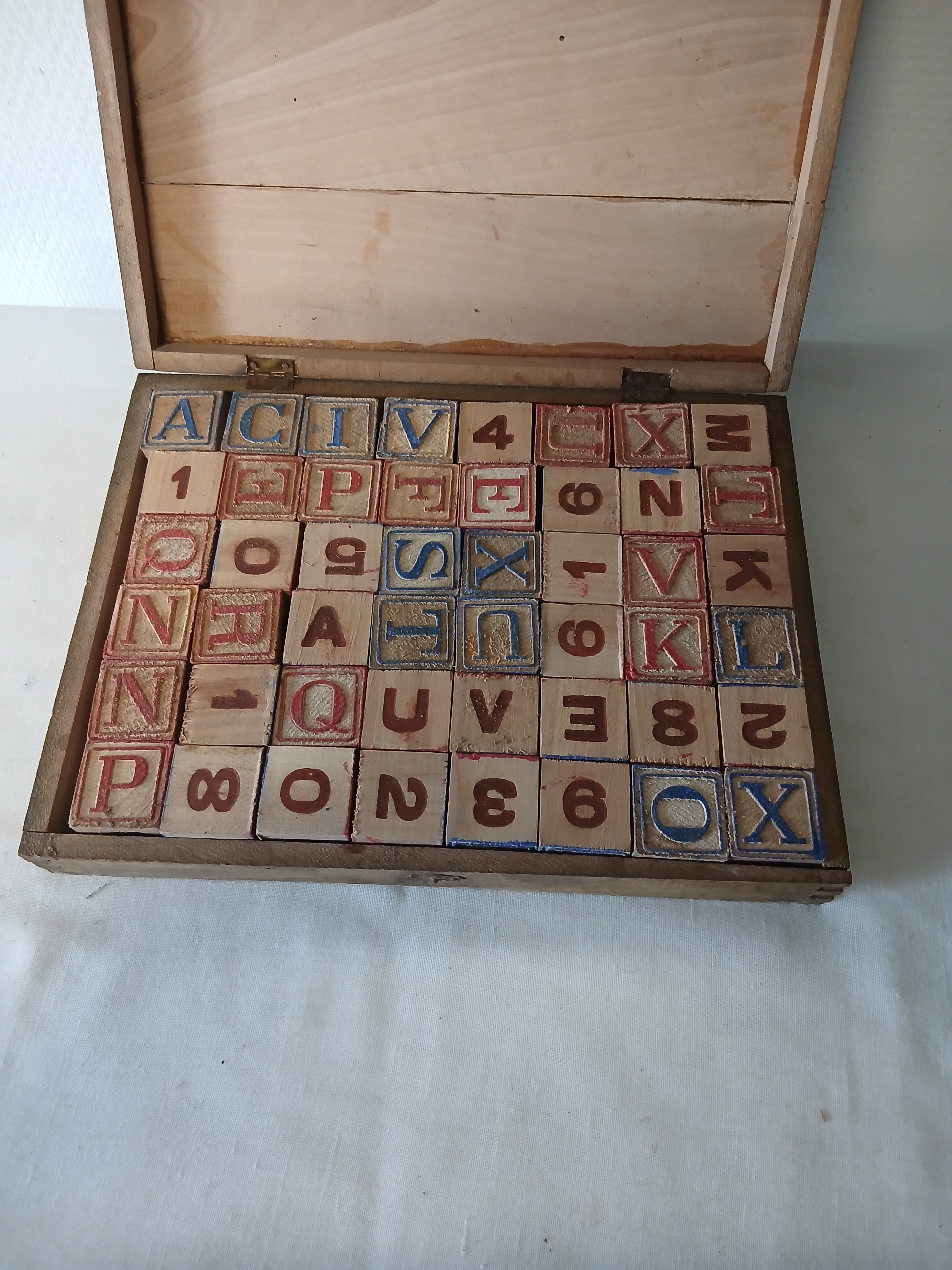 Ancien jeu de cubes alphabétique en bois (lettres et chiffres) Bon état - Vue 4 - 