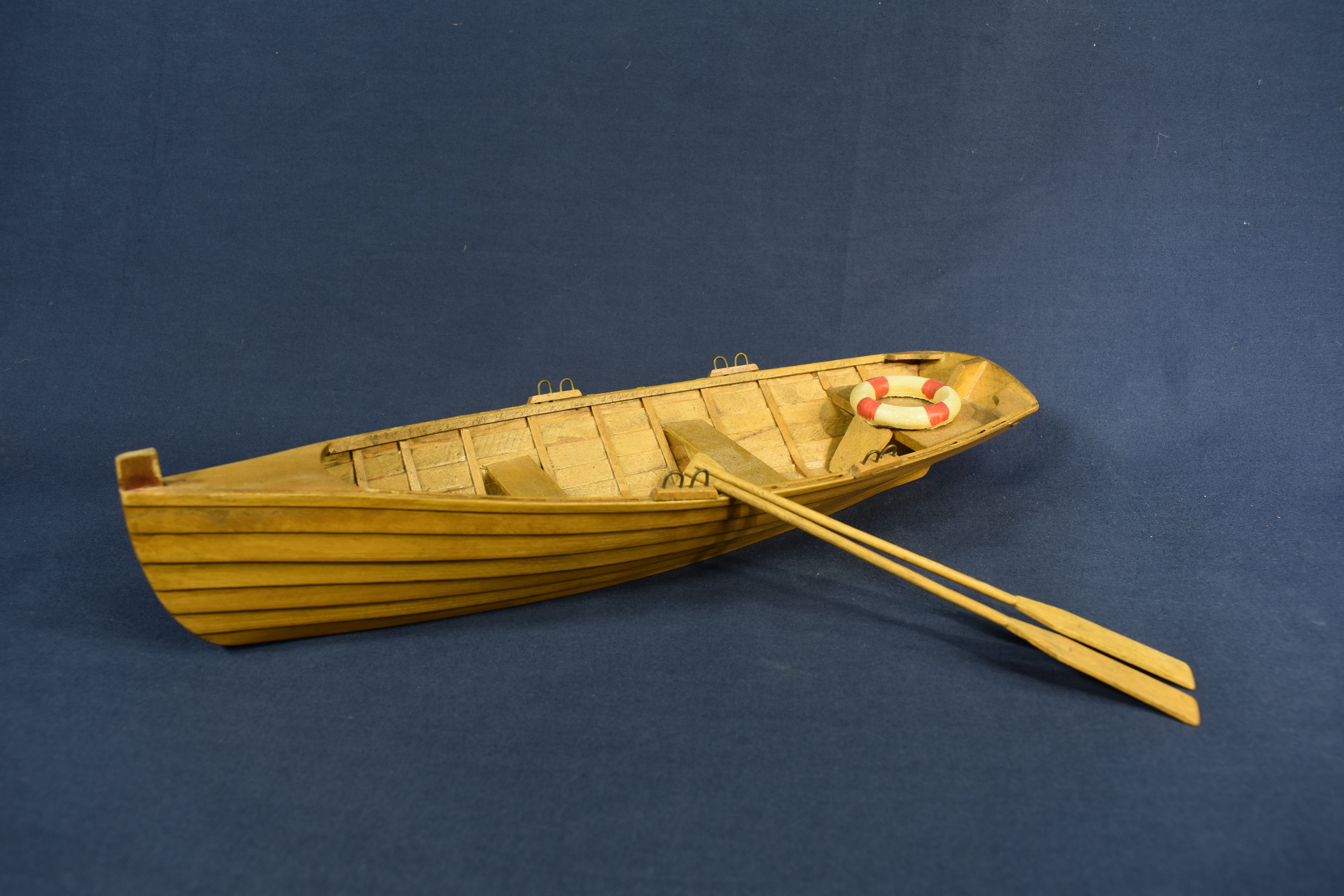 Voir photo 10 de Très belle maquette ancienne, en bois d'un canoë, avec ses 2 rames et sa bouée de sauvetage, longueur 29.5 cm. Très belle maquette ancienne, en bois d'un canoë, avec ses 2 rames et sa bouée de sauvetage, longueur 29.5 cm. Bon état - Vue 10 -