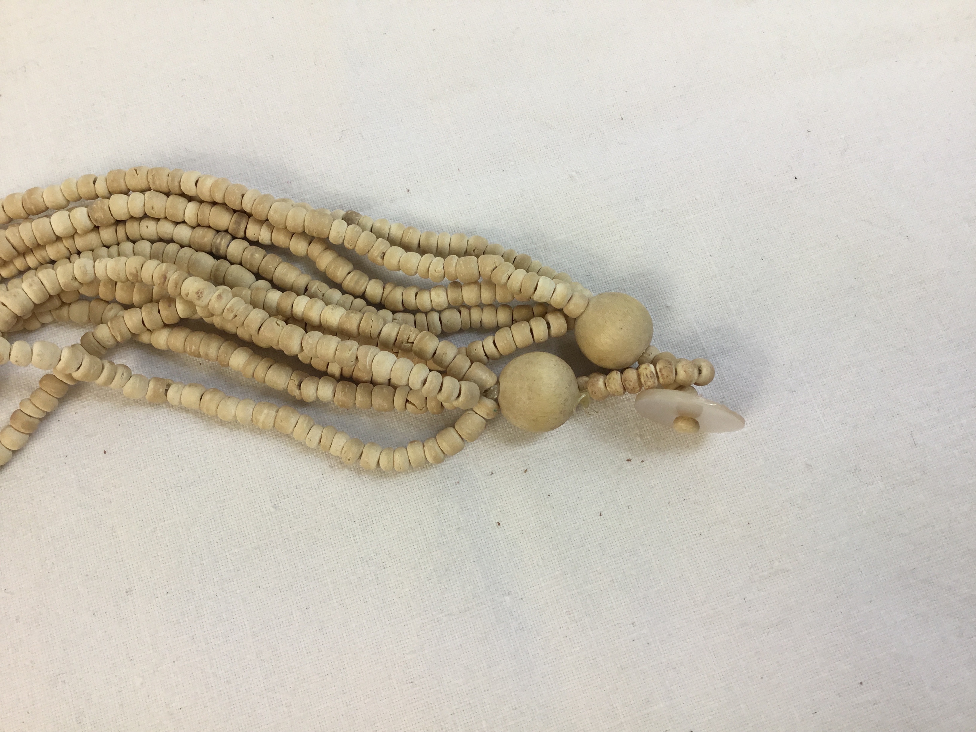 Collier long avec médaille nacrée et perles de rocailles beige  - Vue 3 - 