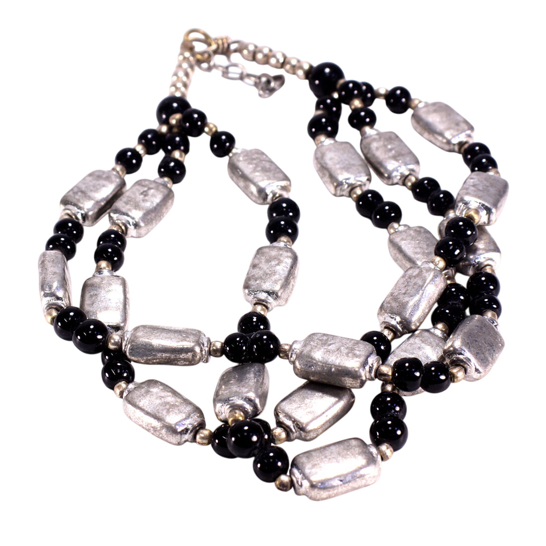 Voir photo 2 de Collier multi-rang noir et argenté + boucles d'oreille Collier multi-rang noir et argenté + boucles d'oreille Bon état - Vue 2 -