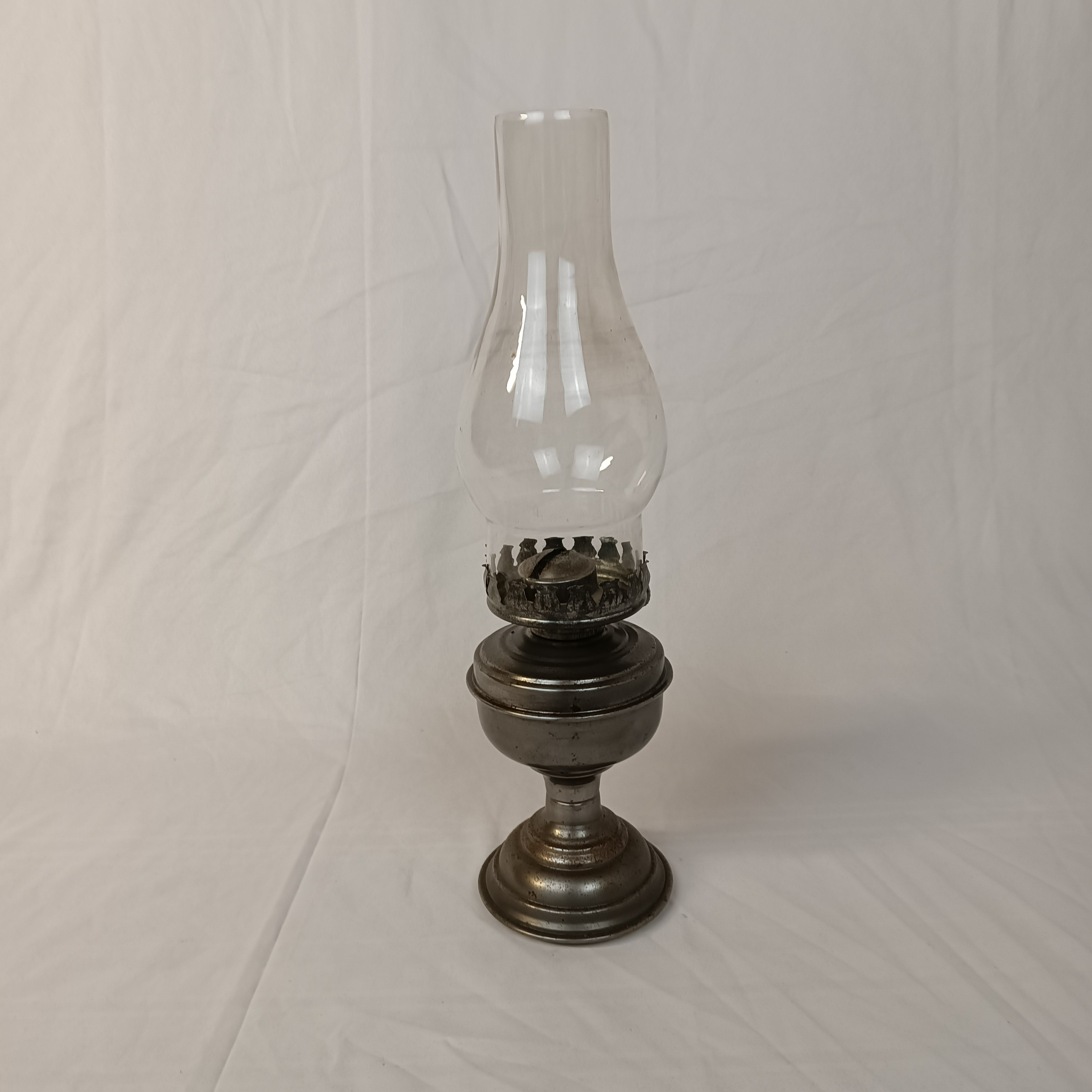 Ancienne lampe à pétrole avec base en métal Bon état -  reconditionné disponible sur Label Emmaüs