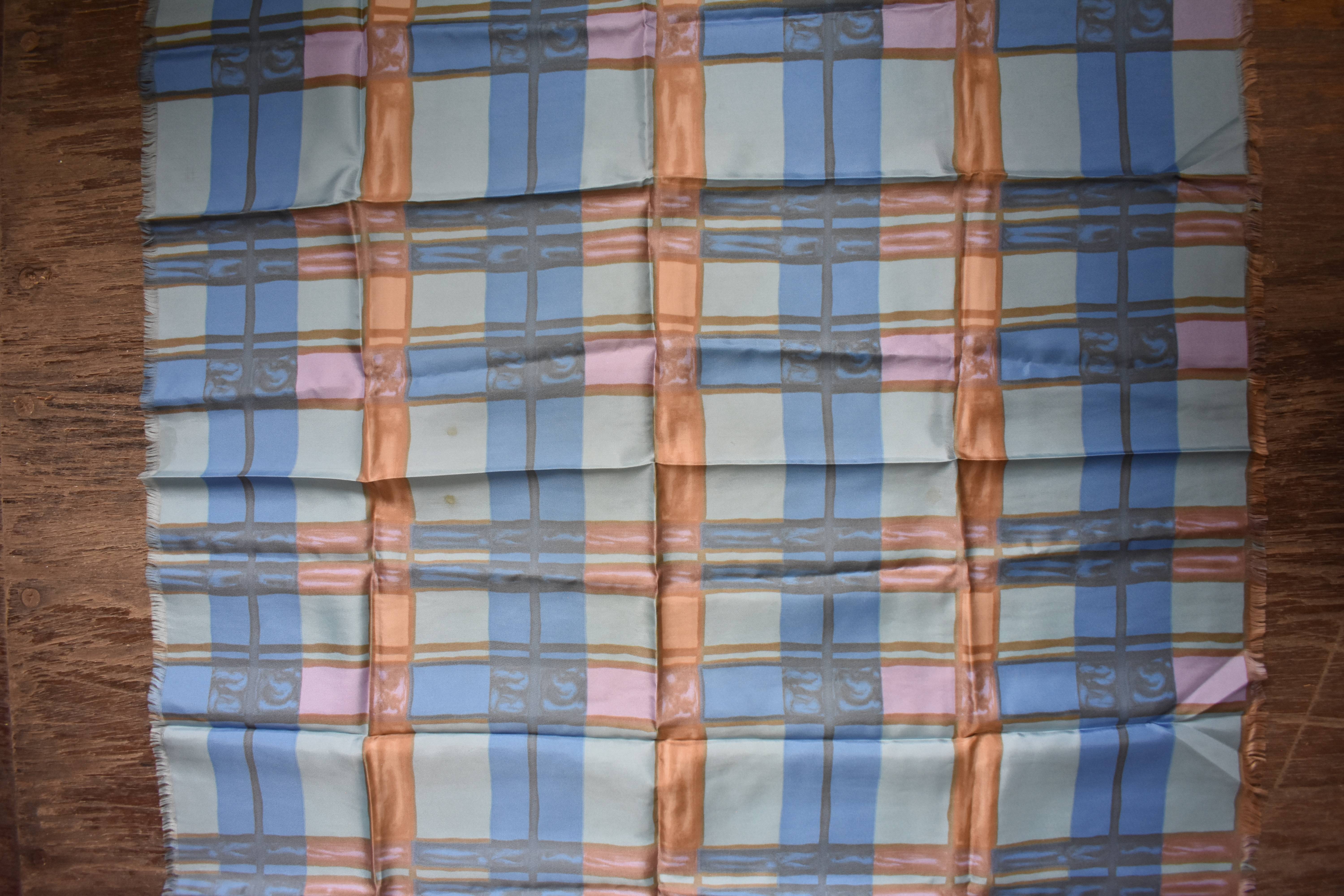 Foulard en Twill ( 90 x 81 cm ) dans les tons ocres et bleus. Bon état - Vue 2 - 