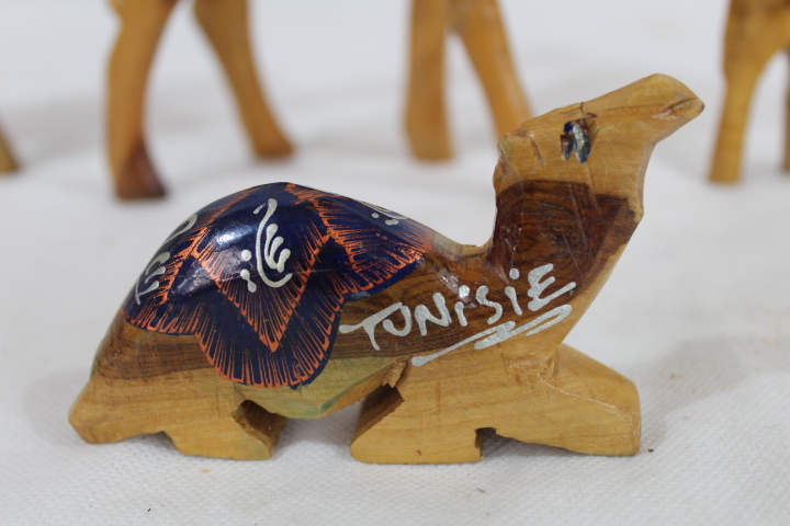 Lot de 5 statuettes dromadaires en bois fabriquées en Tunisie Très bon état - Vue 2 - 