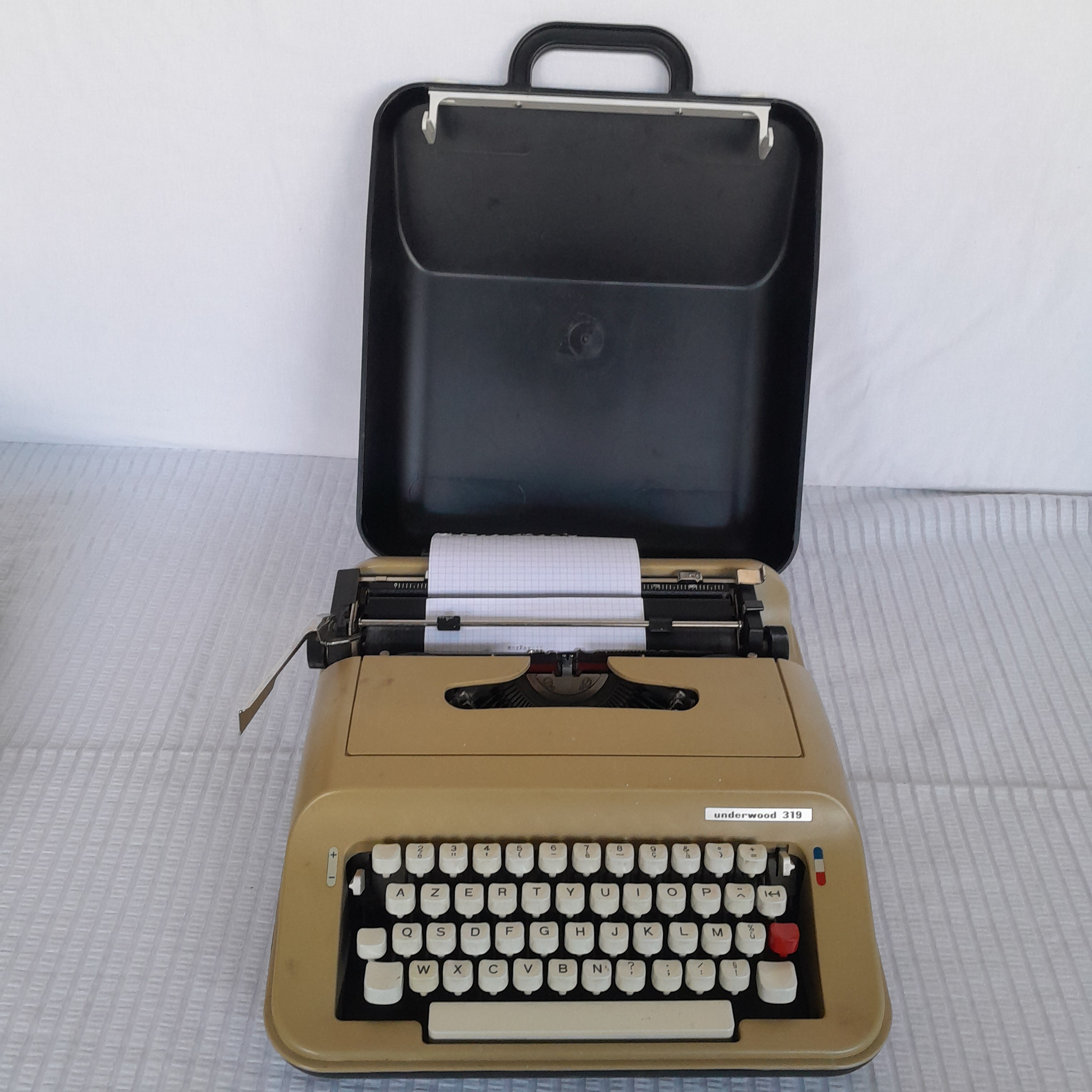 Machine à écrire portable beige, UNDERWOOD 319 - Photo 2