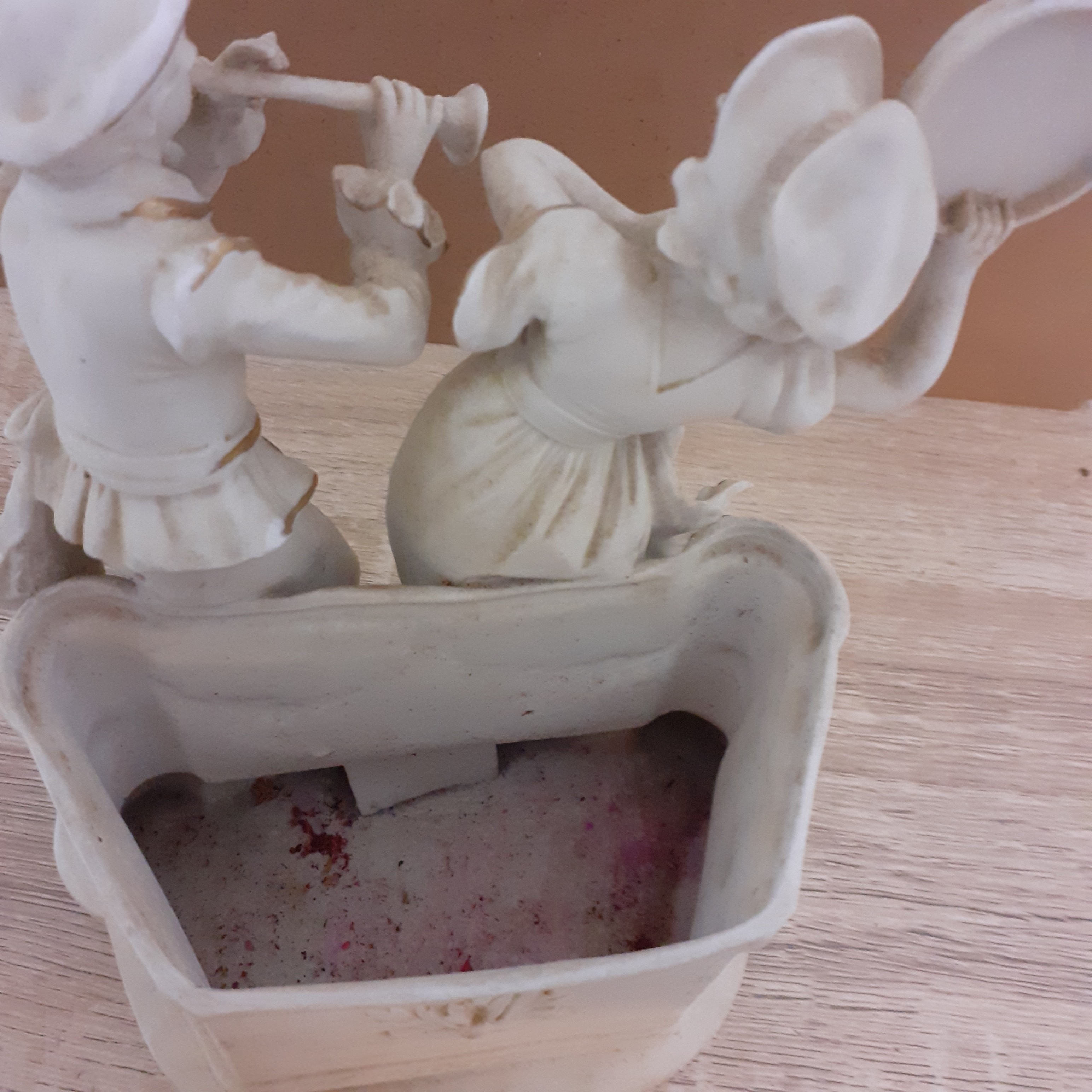 Voir photo 9 de Vide poche ou petit vase en biscuit ancien représentant des musiciens . Vide poche ou petit vase en biscuit ancien représentant des musiciens . Bon état - Vue 9 -