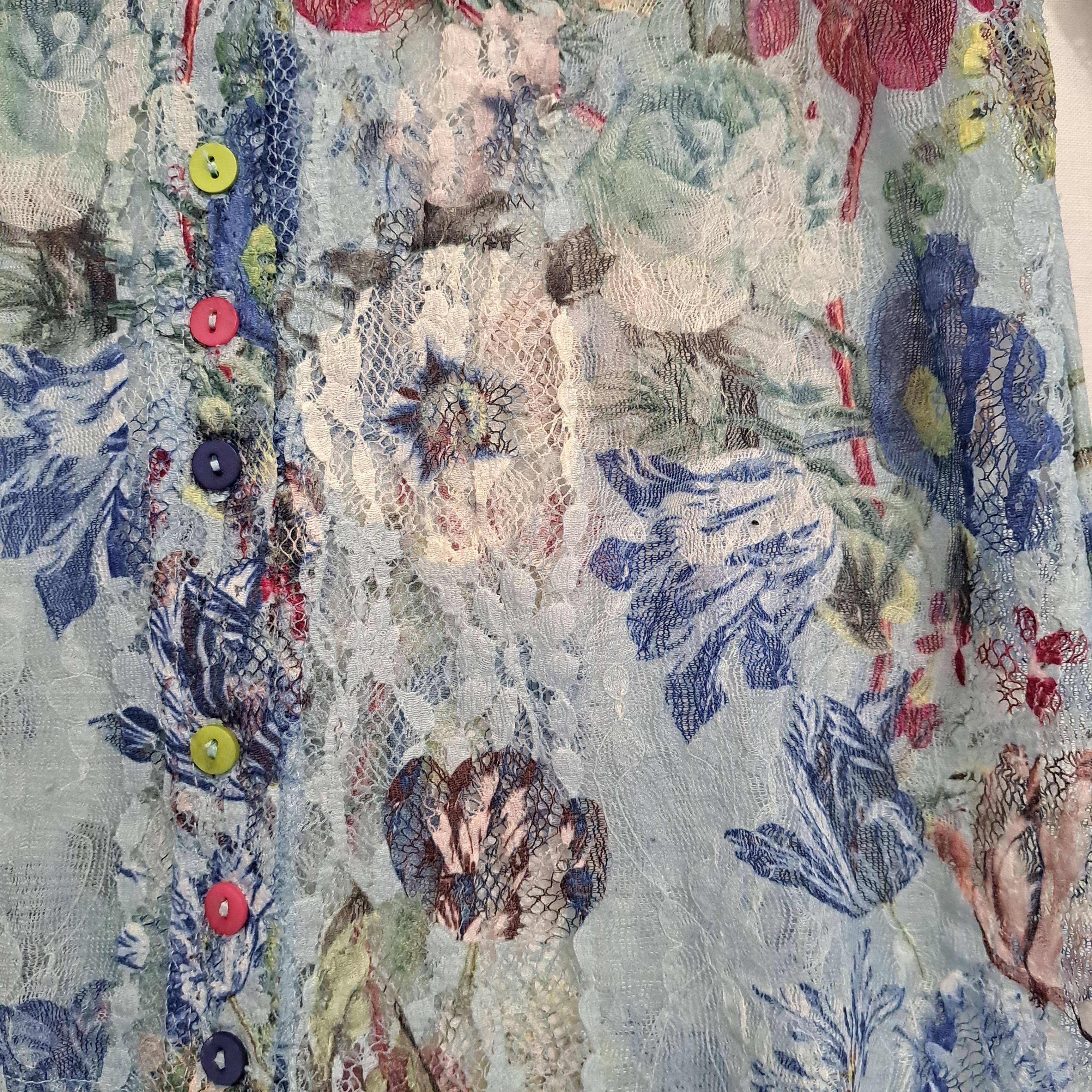 Voir photo 4 de Blouse en résille polyester fleurs sur fond bleu Paul Brial T 38 Blouse en résille polyester fleurs sur fond bleu Paul Brial T 38 Très bon état - Vue 4 -