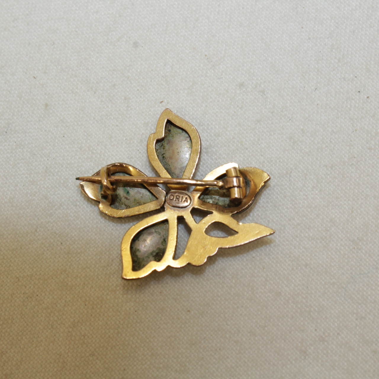 Broche épingle ORIA – Plaqué Or Jaune, Pierre Blanche, Vintage, Petites Rayures