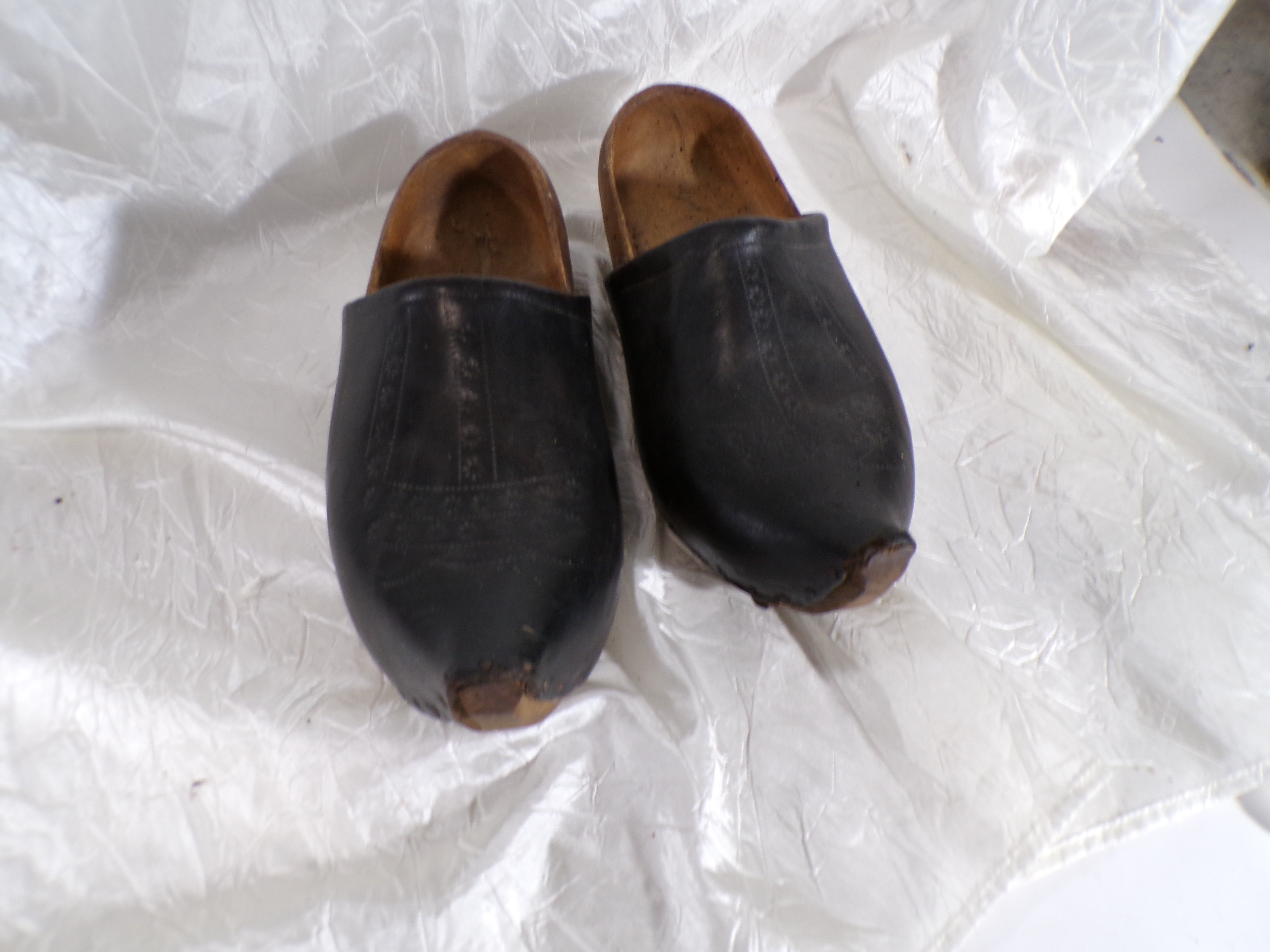 Une paire de sabots à dessus cuir État correct - Vue 3 - 