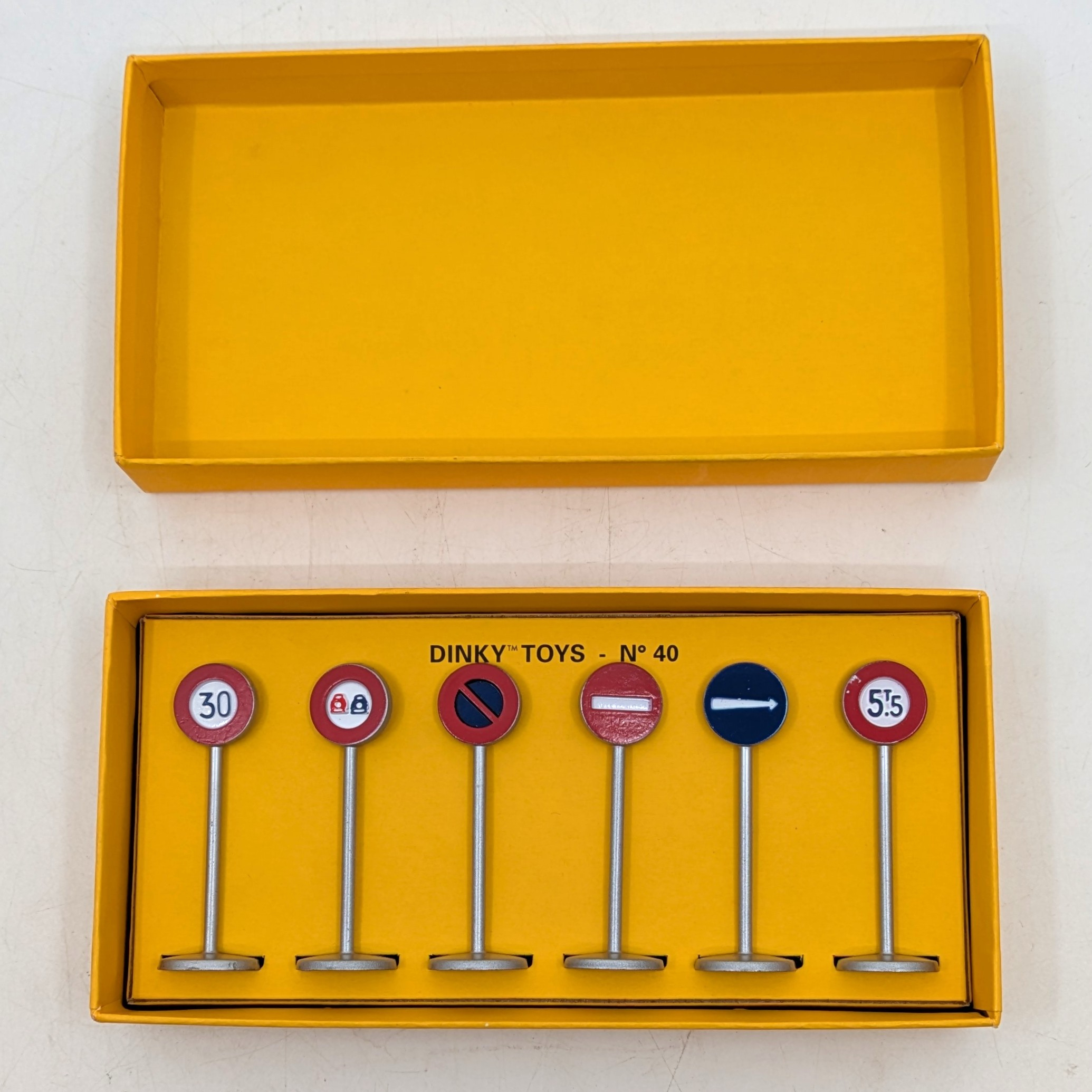 Voir photo 4 de Coffret Dinky Toys Atlas n°40 – Panneaux de signalisation « Ville » Coffret Dinky Toys Atlas n°40 – Panneaux de signalisation « Ville » Très bon état - Vue 4 -