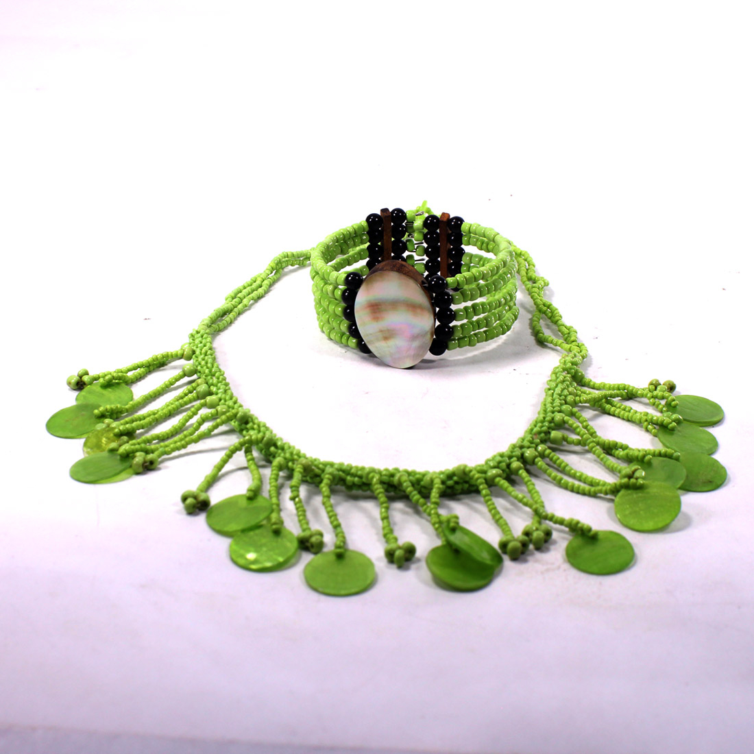Collier-bracelet en perle de rocailles vertes-nacre-bois - Label Emmaus - Modalova