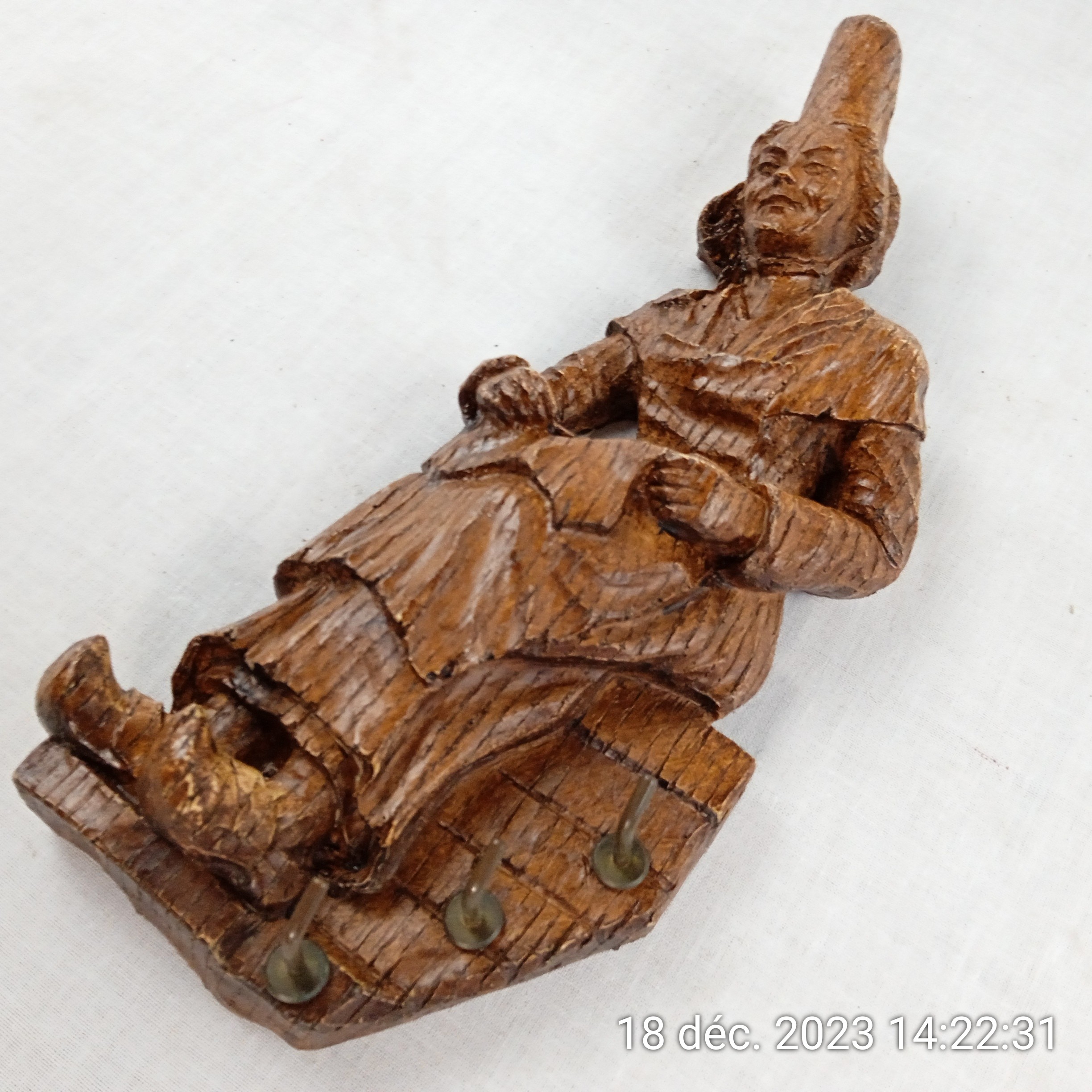 Statuette murale en bois 