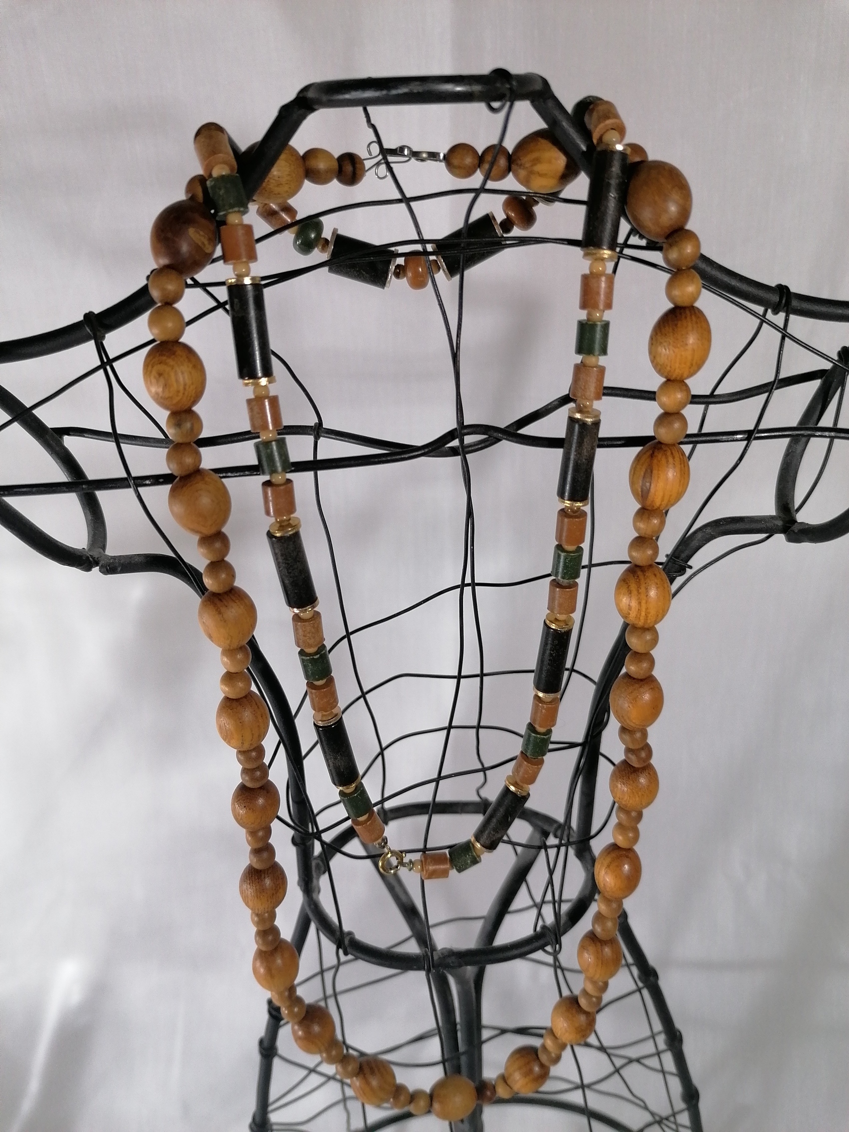 Lot de 2 colliers de perles en bois  Très bon état -  reconditionné disponible sur Label Emmaüs