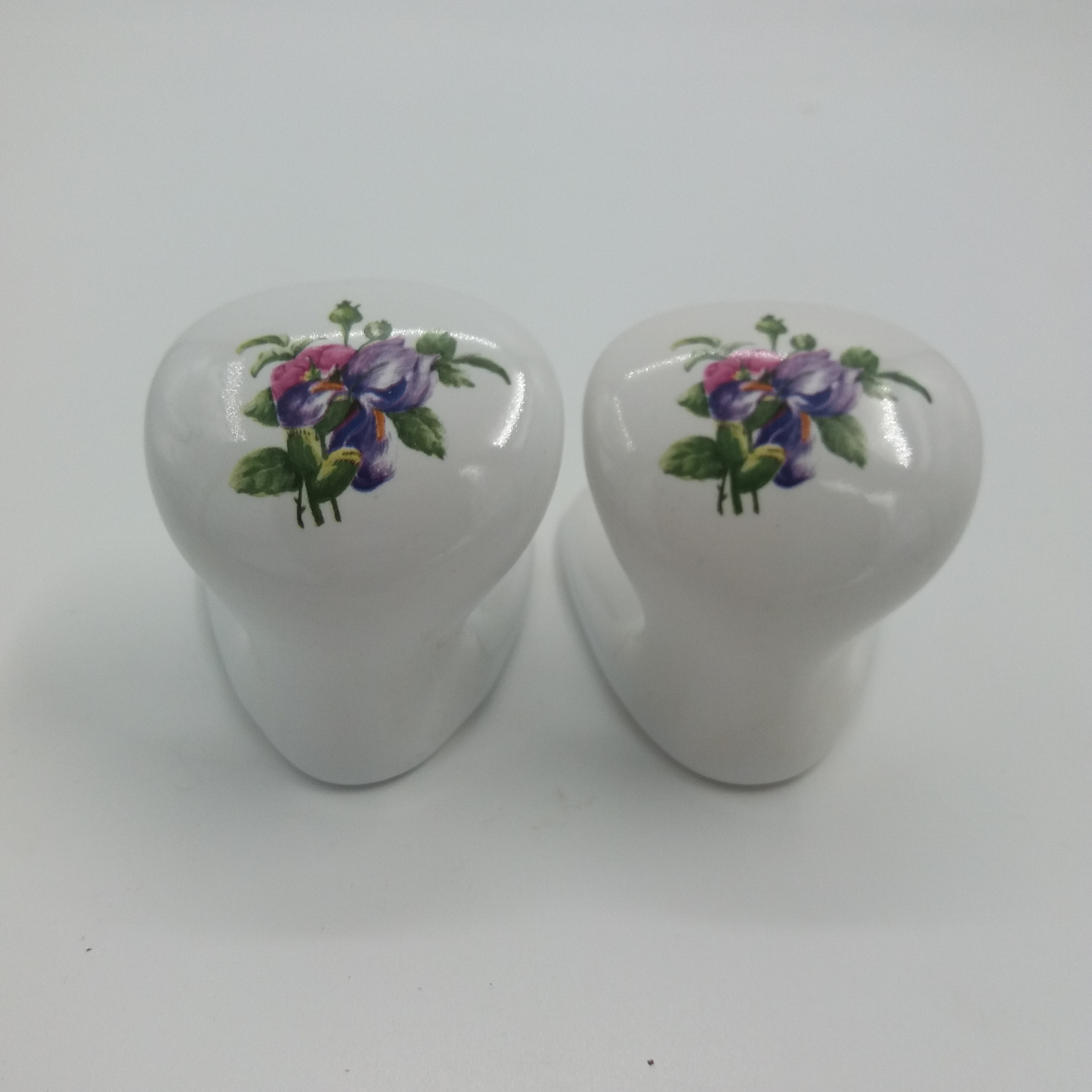 Lot de deux anciennes patères blanches. Porcelaine. Décor floral rose violet et vert. Porcelaine de paris. Signée dessous - Photo 2