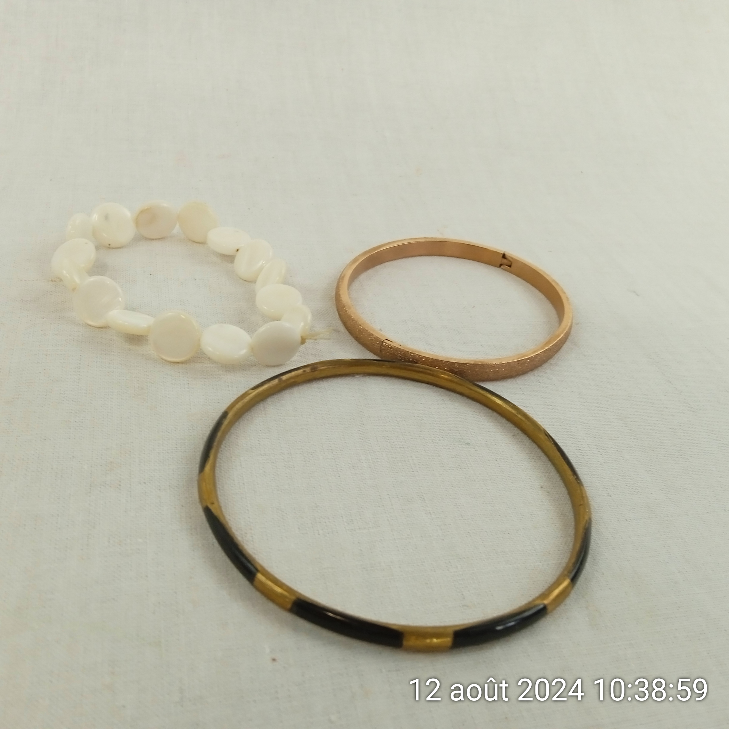 Voir photo 4 de Lot de 3 bracelets vintage en laiton nacre Lot de 3 bracelets vintage en laiton nacre Bon état - Vue 4 -