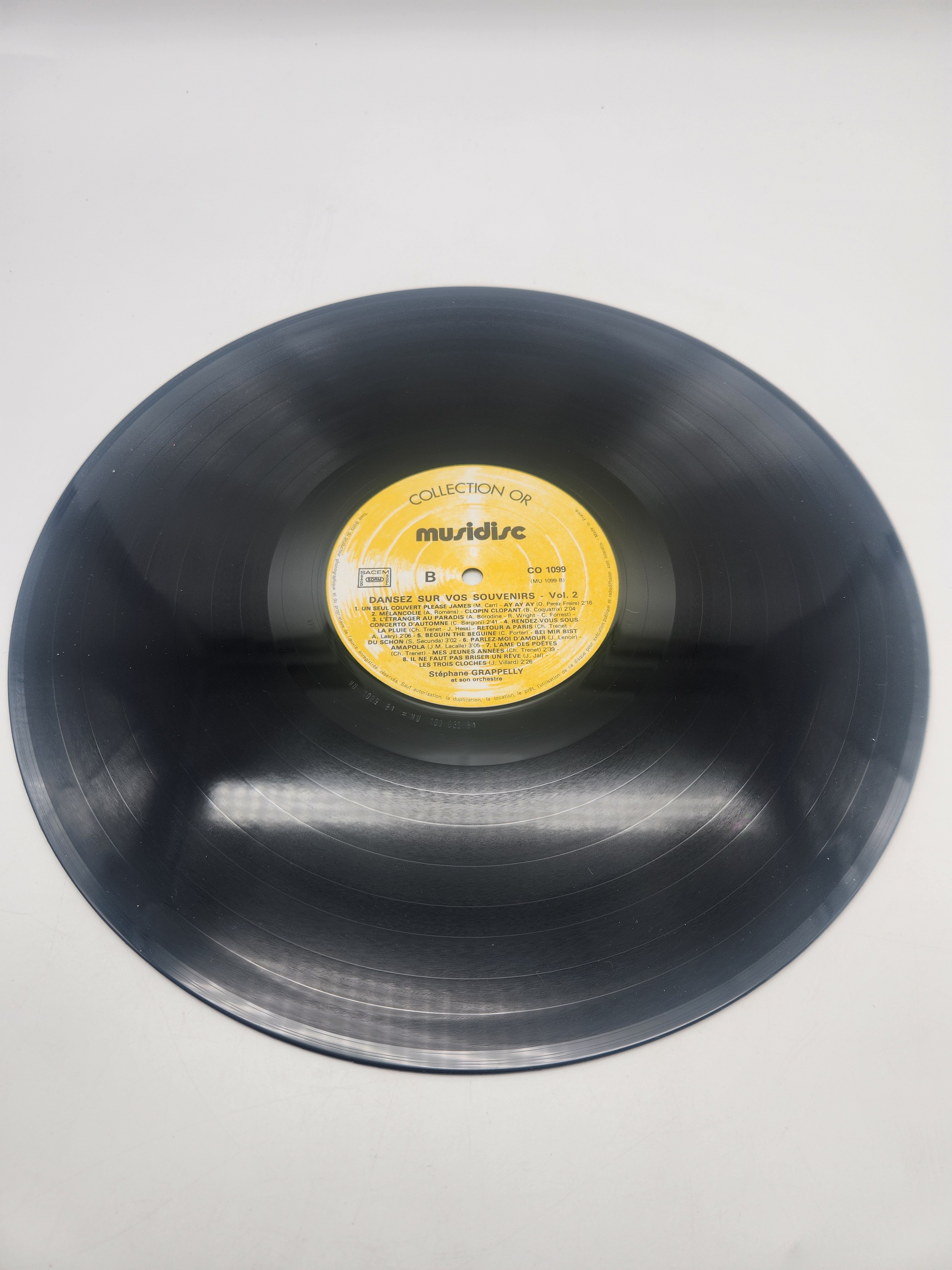 Voir photo 3 de Vinyle 33 Tours – "danser sur vos souvenirs" de Stéphane Grappelli et son orchestre Vinyle 33 Tours – "danser sur vos souvenirs" de Stéphane Grappelli et son orchestre Très bon état - Vue 3 -