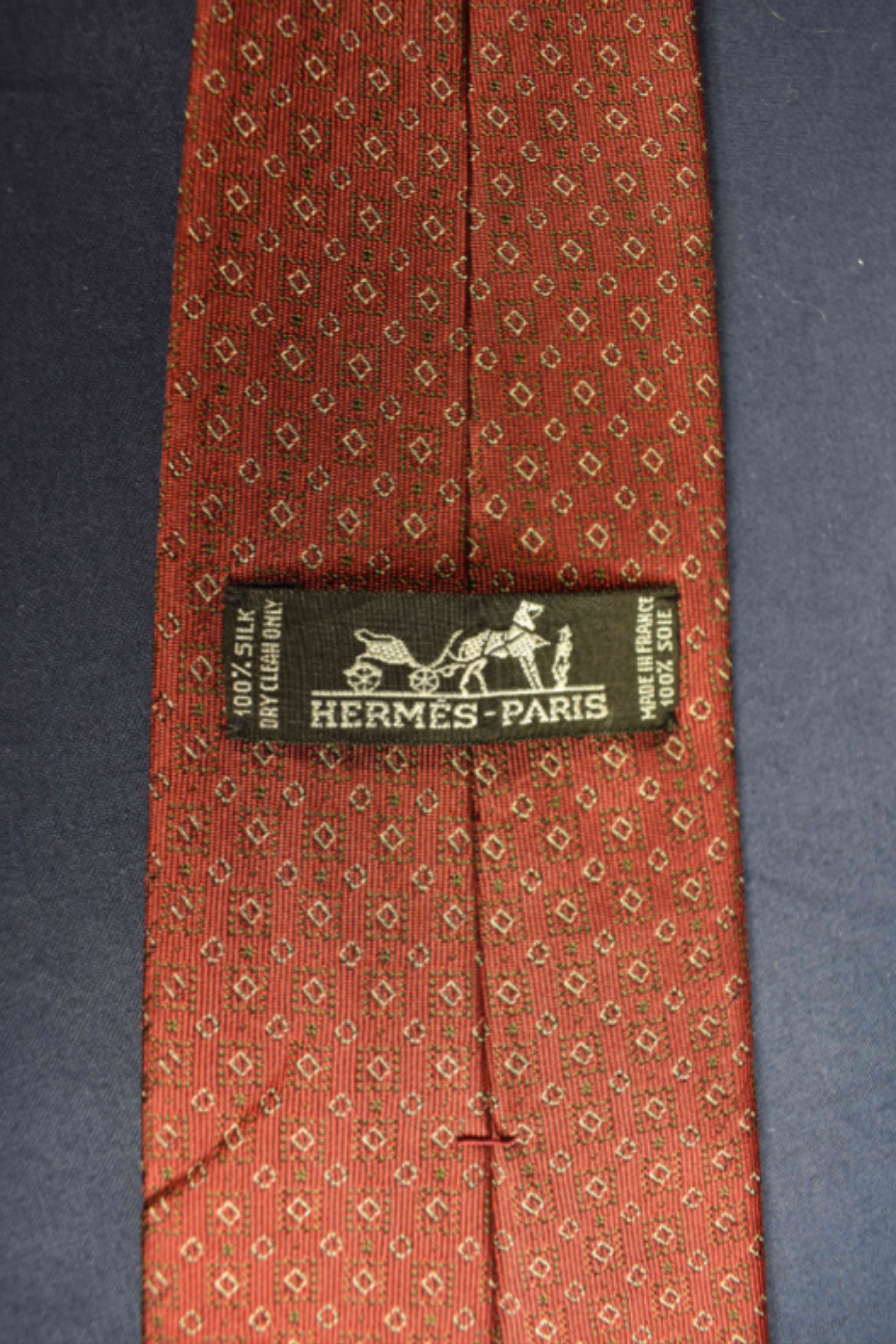 Cravate en soie HERMES de couleur Bordeaux ( petite trace de brûlure restaurable ) - Photo 9