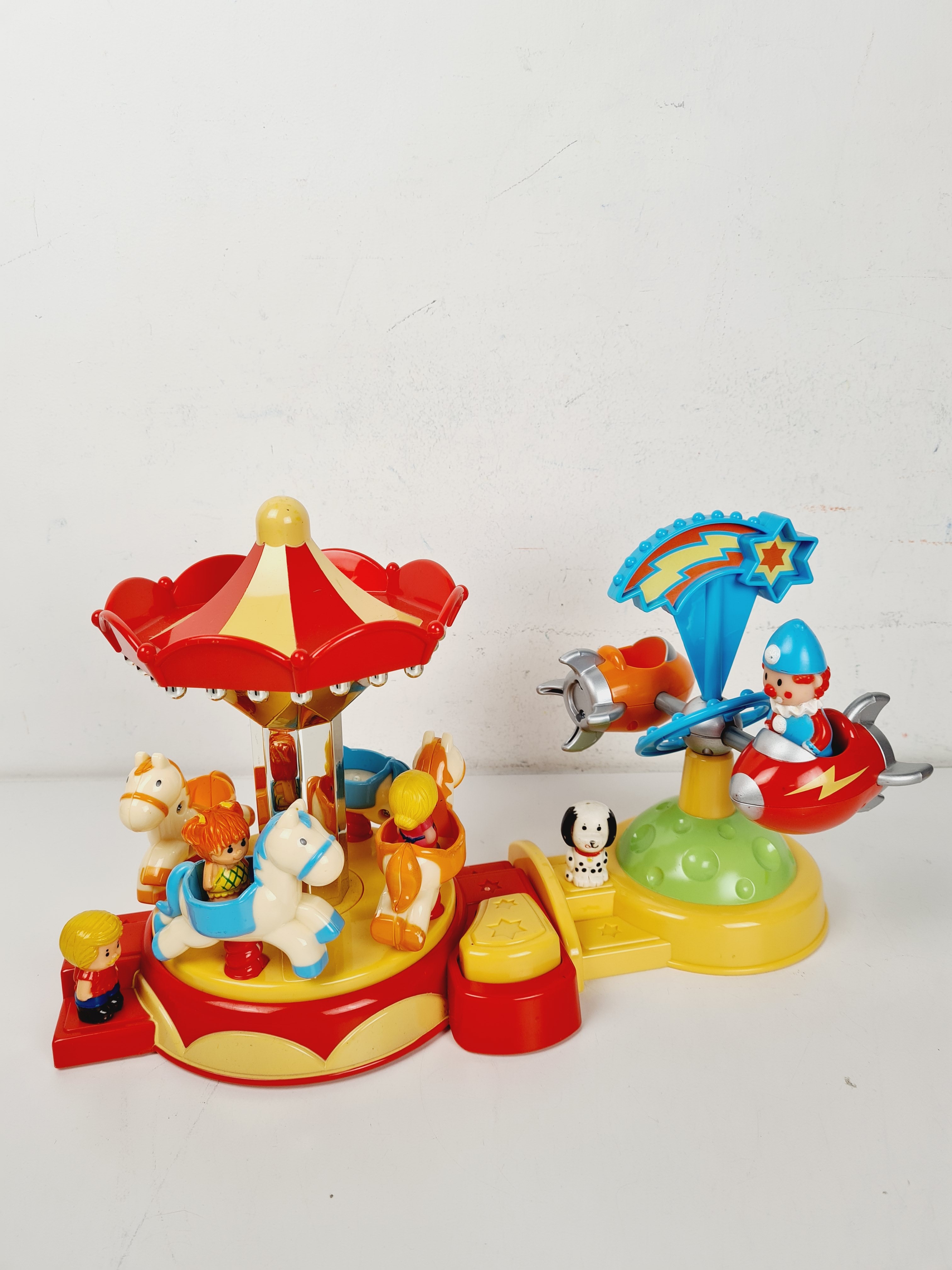 Voir photo 3 de Jouet 1er âge - La fête foraine Happyland avec figurines - Little people - Dès 2 ans Jouet 1er âge - La fête foraine Happyland avec figurines - Little people - Dès 2 ans Bon état - Vue 3 -