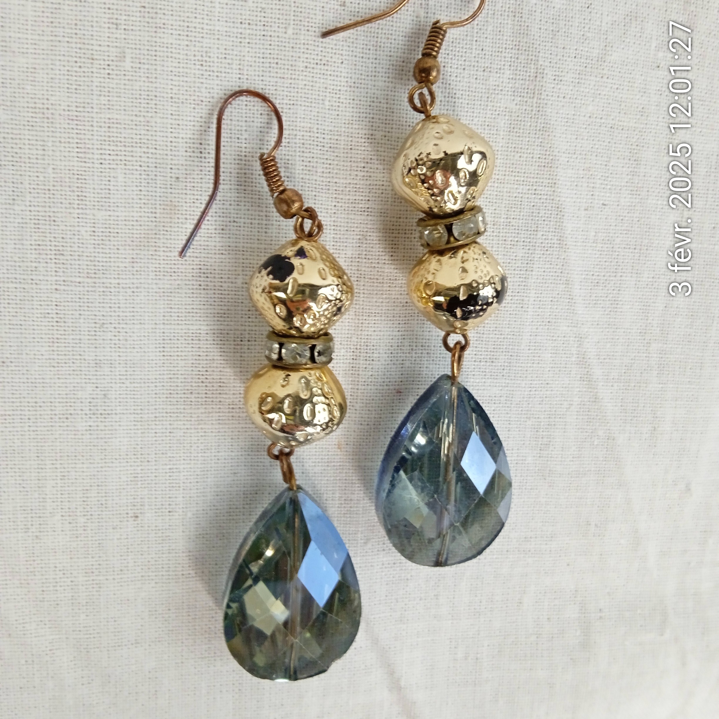 Boucles d'oreilles pendantes en forme de larme en cristal facetté bleu Bon état - Vue 5 - 
