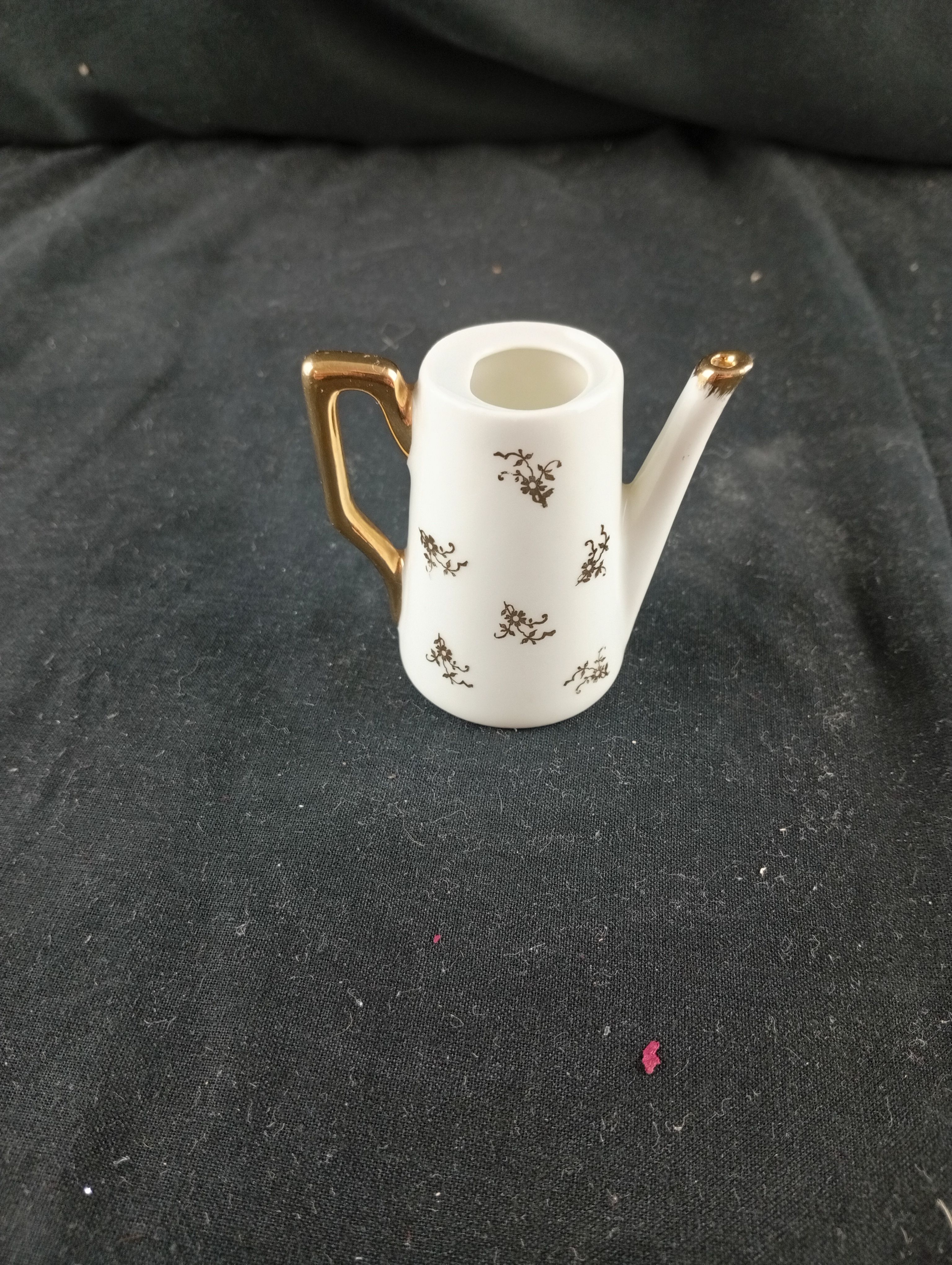 Petit pichet miniature en porcelaine de limoges motif couple - Photo 1