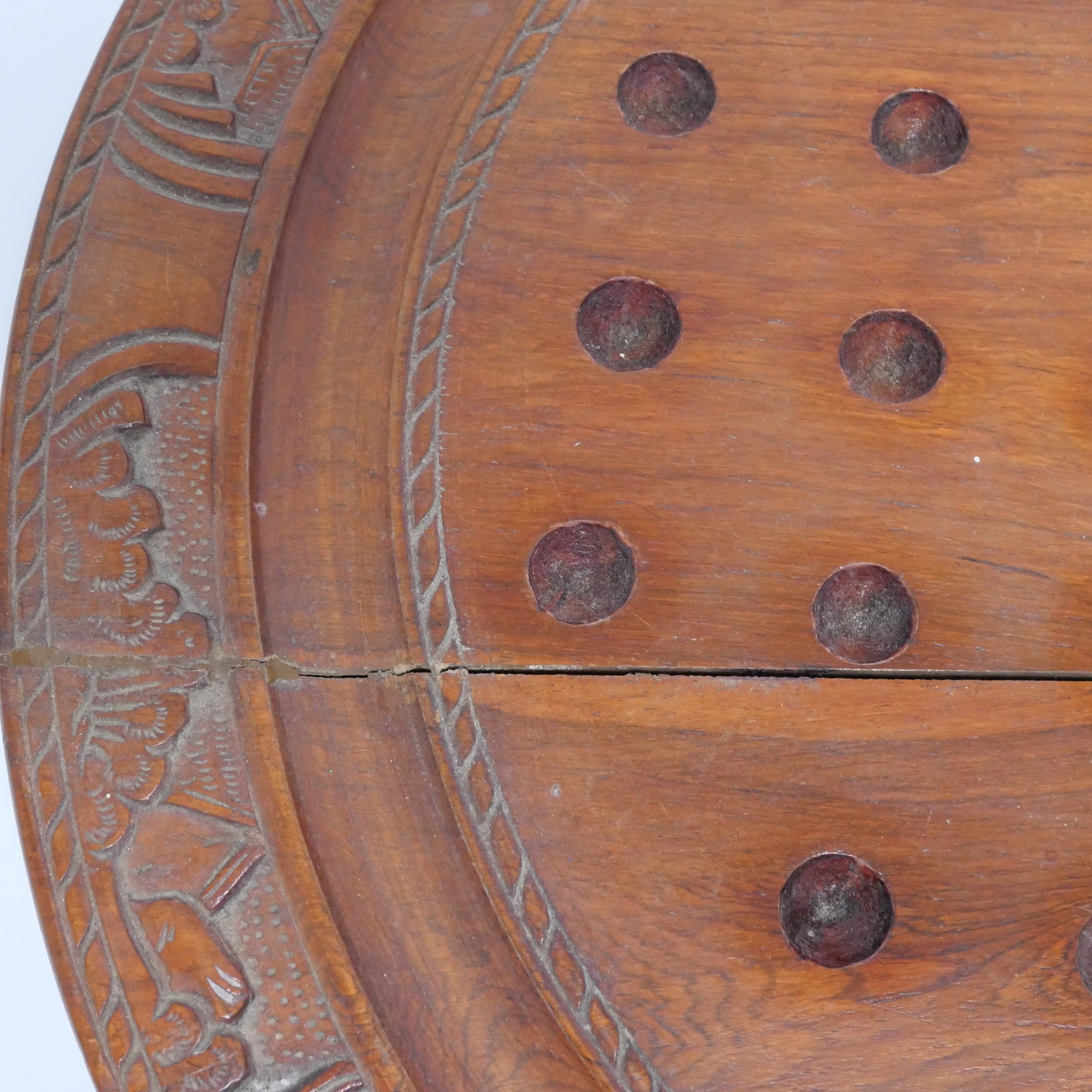 Jeu de solitaire en bois sculpté et billes en pierres naturelles et semi-précieuses Bon état - Vue 6 - 