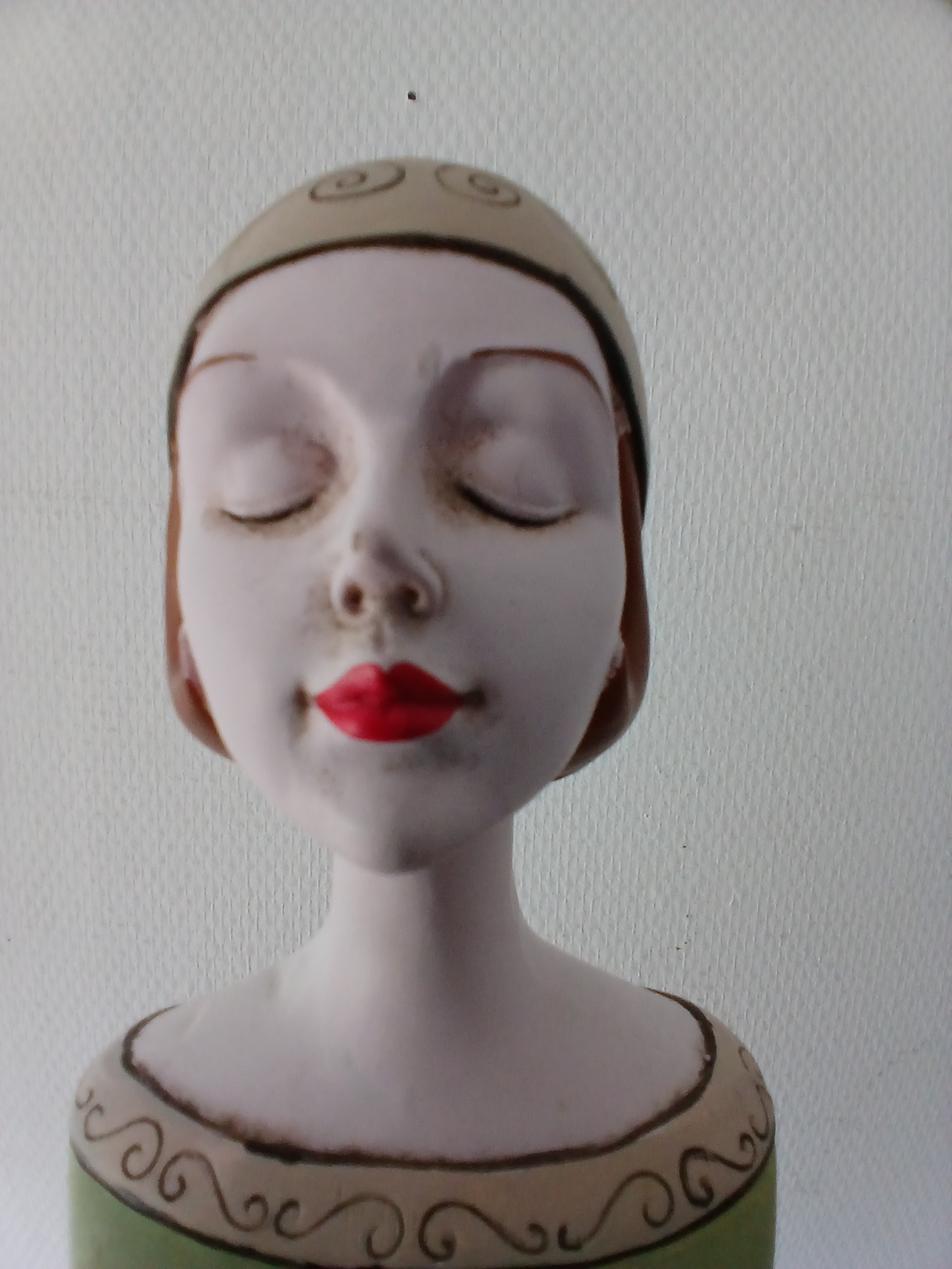 Statuette sur pied en matériau composite représentant 