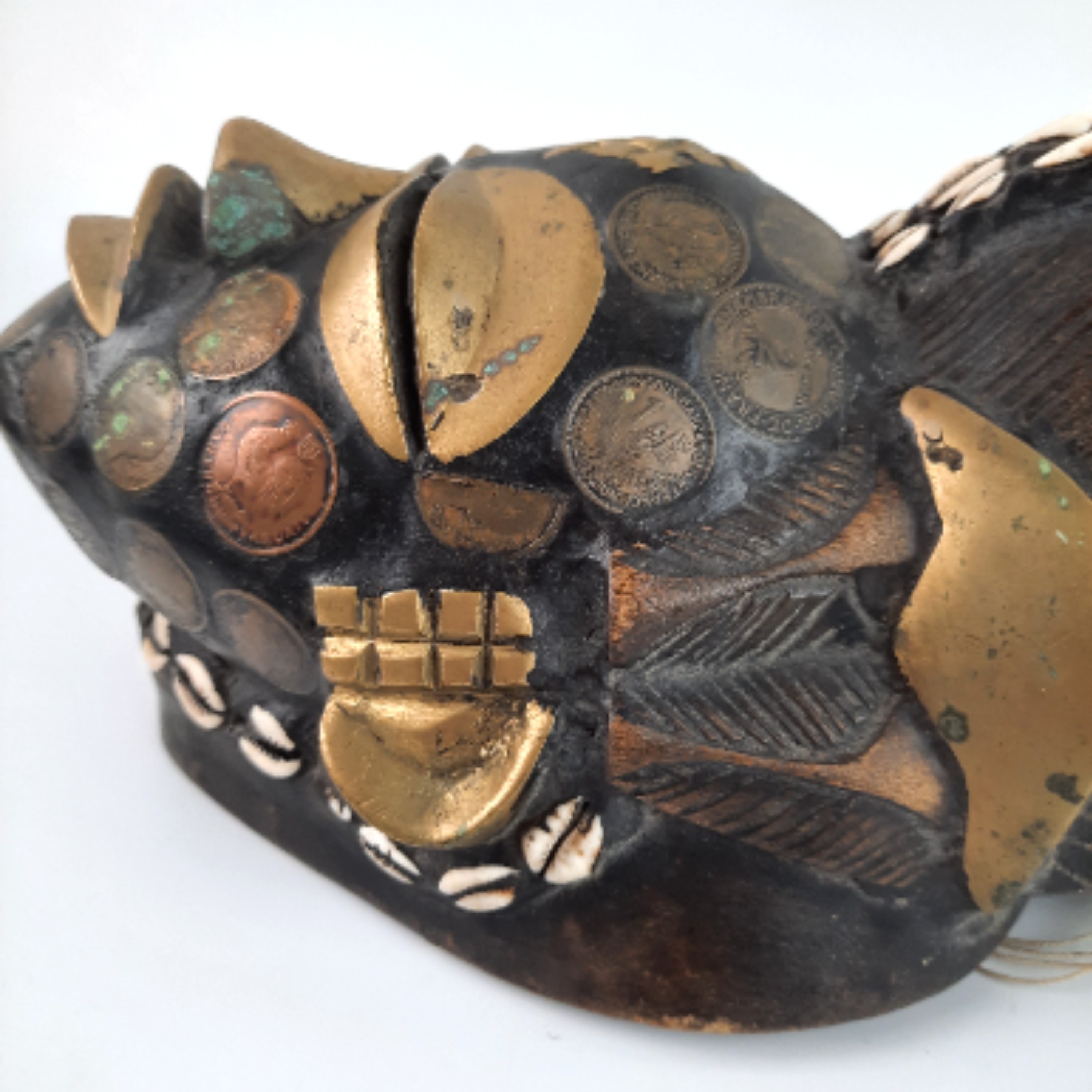 Masque africain en bois avec pièces de monnaie Bon état - Vue 3 - 
