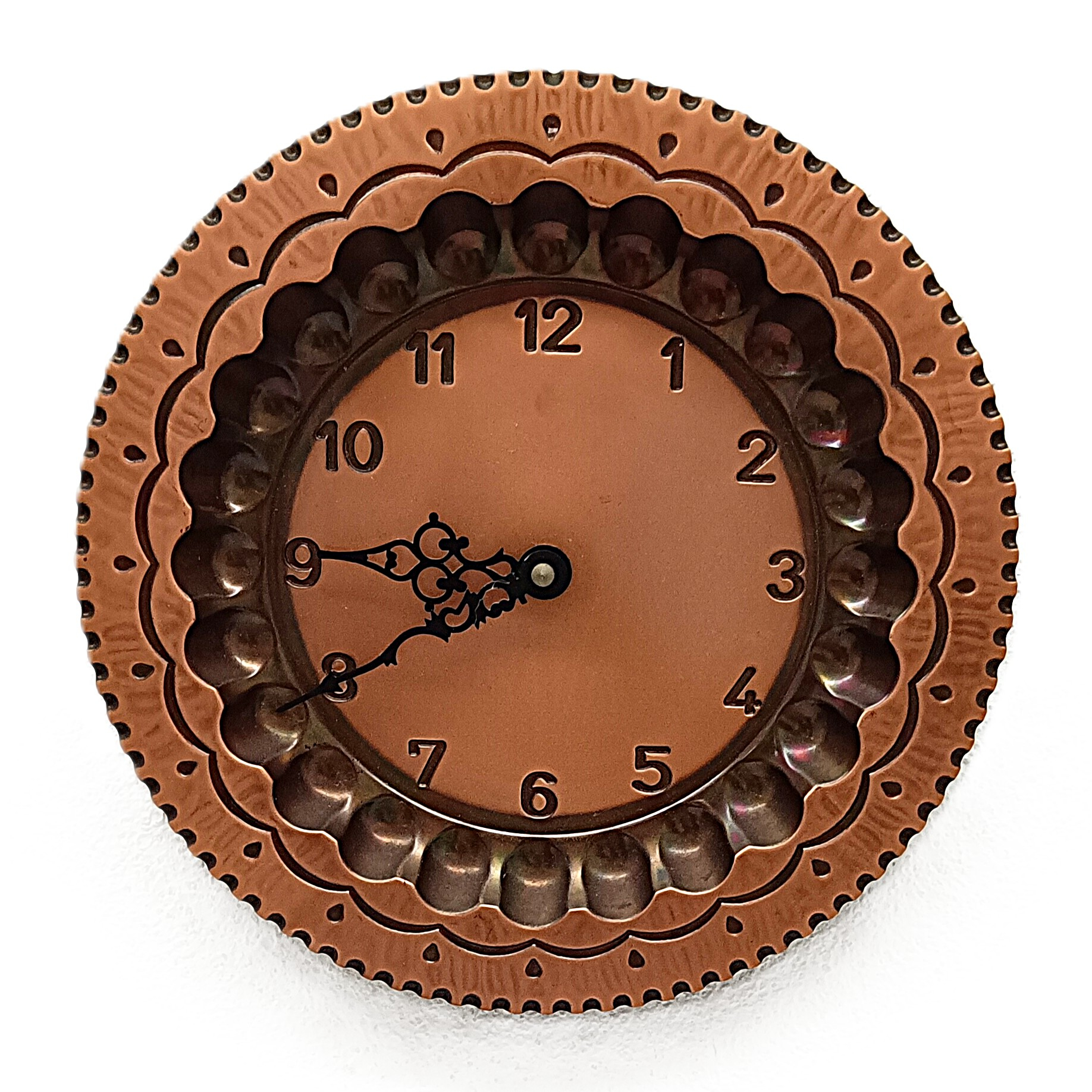 Horloge murale ronde en métal à décor martelé, mouvement quartz Bon état - Vue 2 - 