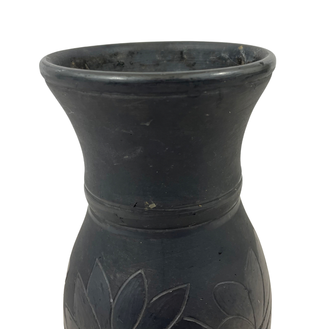 Voir photo 5 de Vase Artisanal en Céramique noire mat - Décor Floral Incisé Vase Artisanal en Céramique noire mat - Décor Floral Incisé Bon état - Vue 5 -