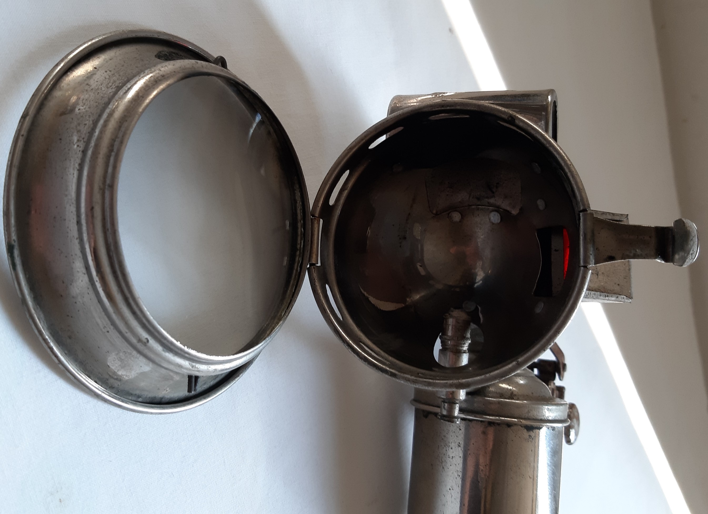 Ancienne lampe de vélo CICCA, à carbure en métal, début du XIXe siècle Bon état - Vue 6 - 