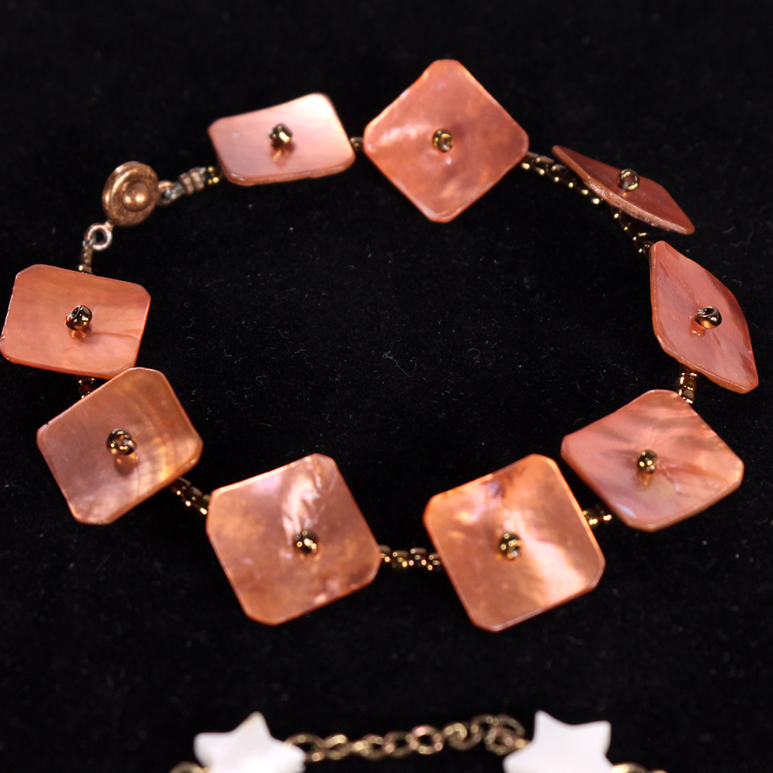 Voir photo 3 de Bracelets aux étoiles et carrés nacre Bracelets aux étoiles et carrés nacre Bon état - Vue 3 -