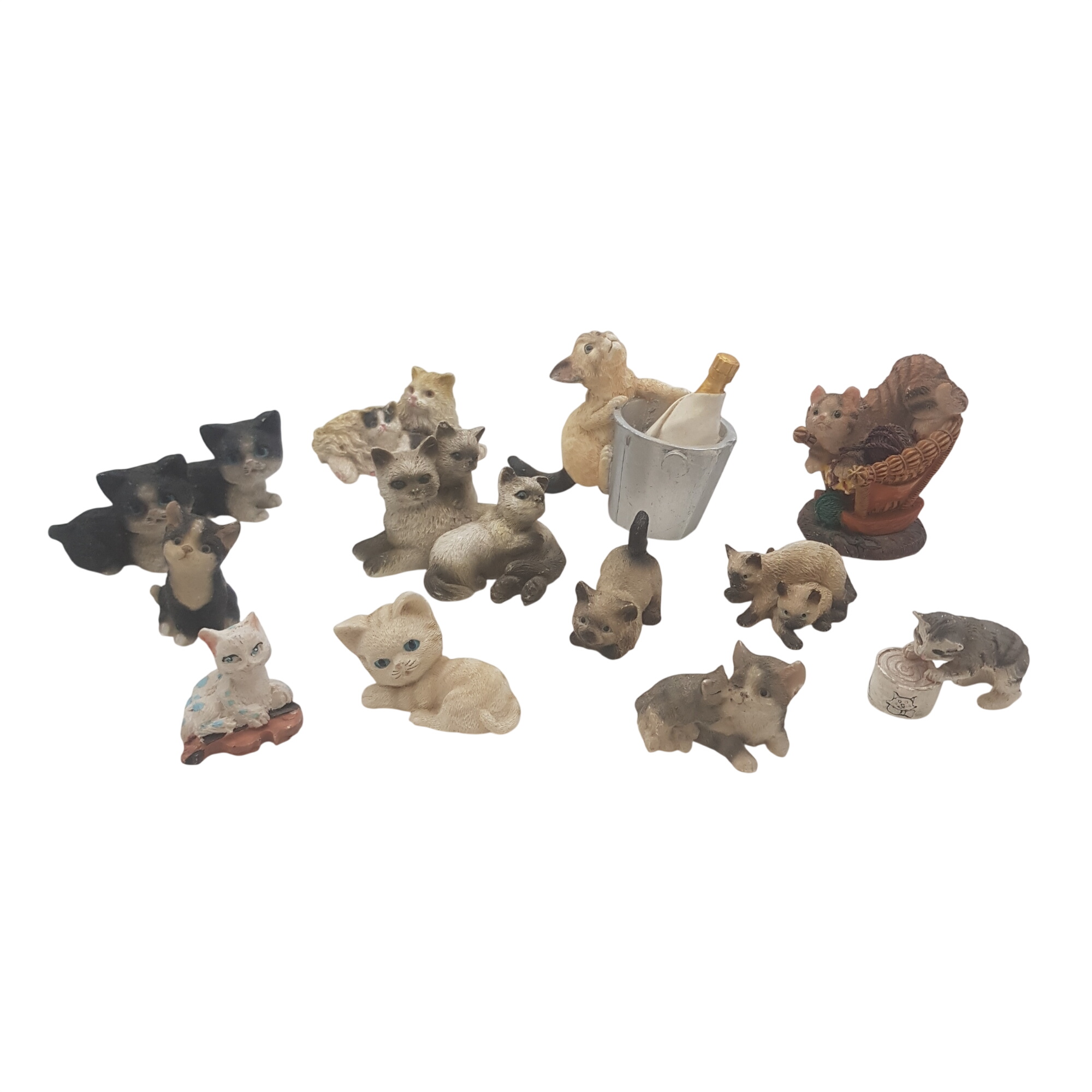 Acheter Lot de 13 figurines de chats Bon état - 15,00 € Lot de 13 figurines de chats Bon état - reconditionné disponible sur Label Emmaüs