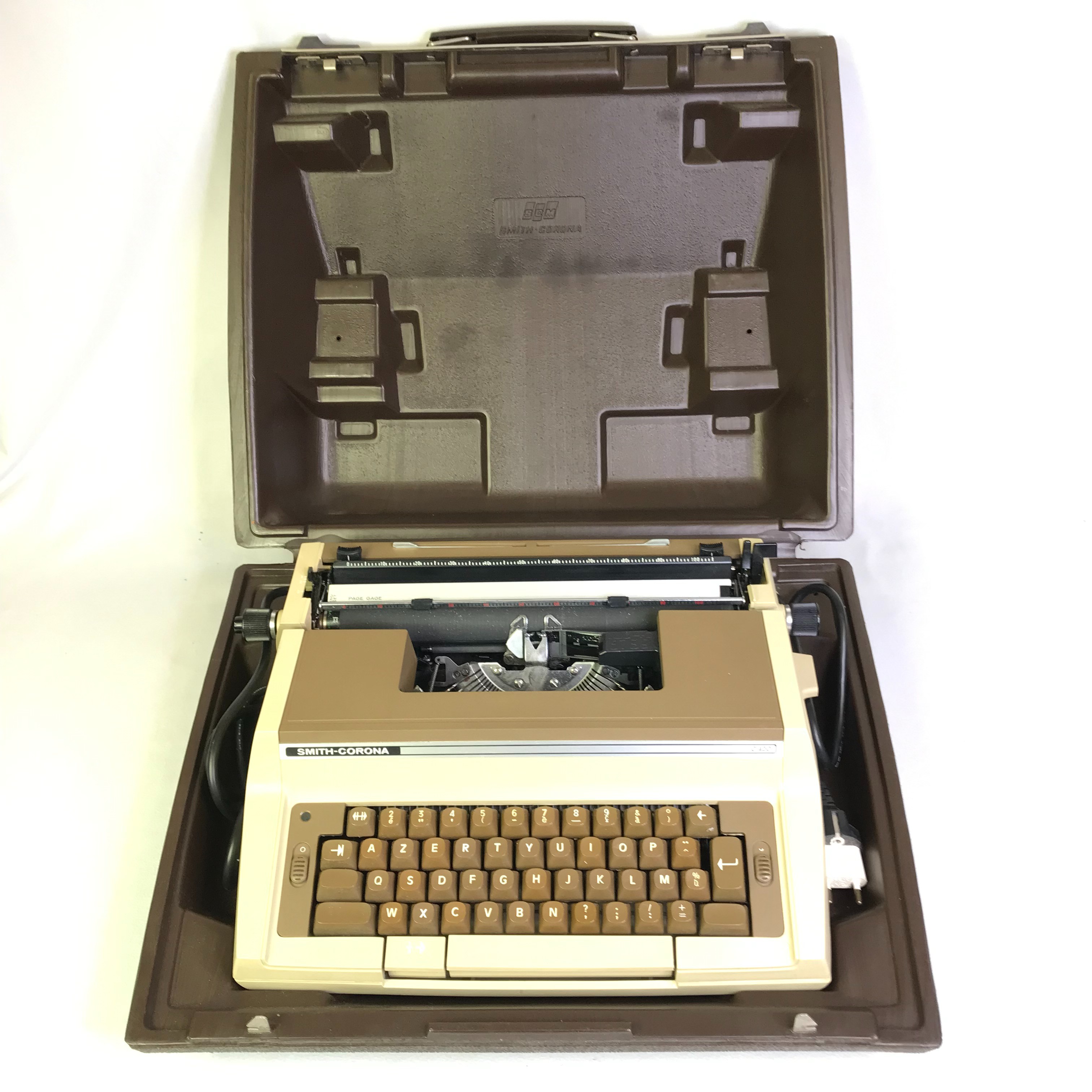 Acheter MACHINE À ÉCRIRE ELECTRIQUE : SMITH CORONA C420 AVEC ÉTUI Bon état - 50,00 € MACHINE À ÉCRIRE ELECTRIQUE : SMITH CORONA C420 AVEC ÉTUI Bon état - reconditionné disponible sur Label Emmaüs