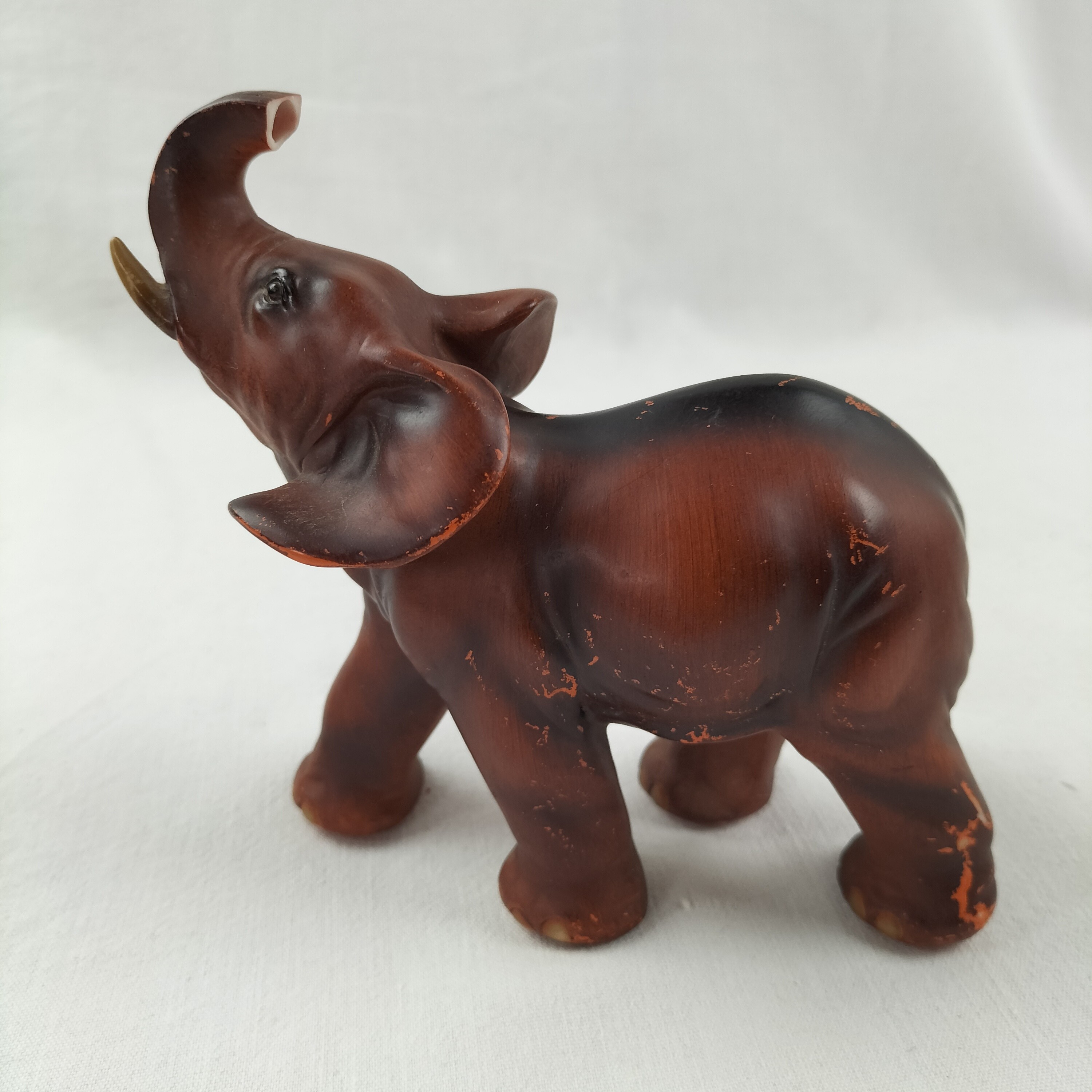 Statue d'éléphant en résine peinte - Photo 1