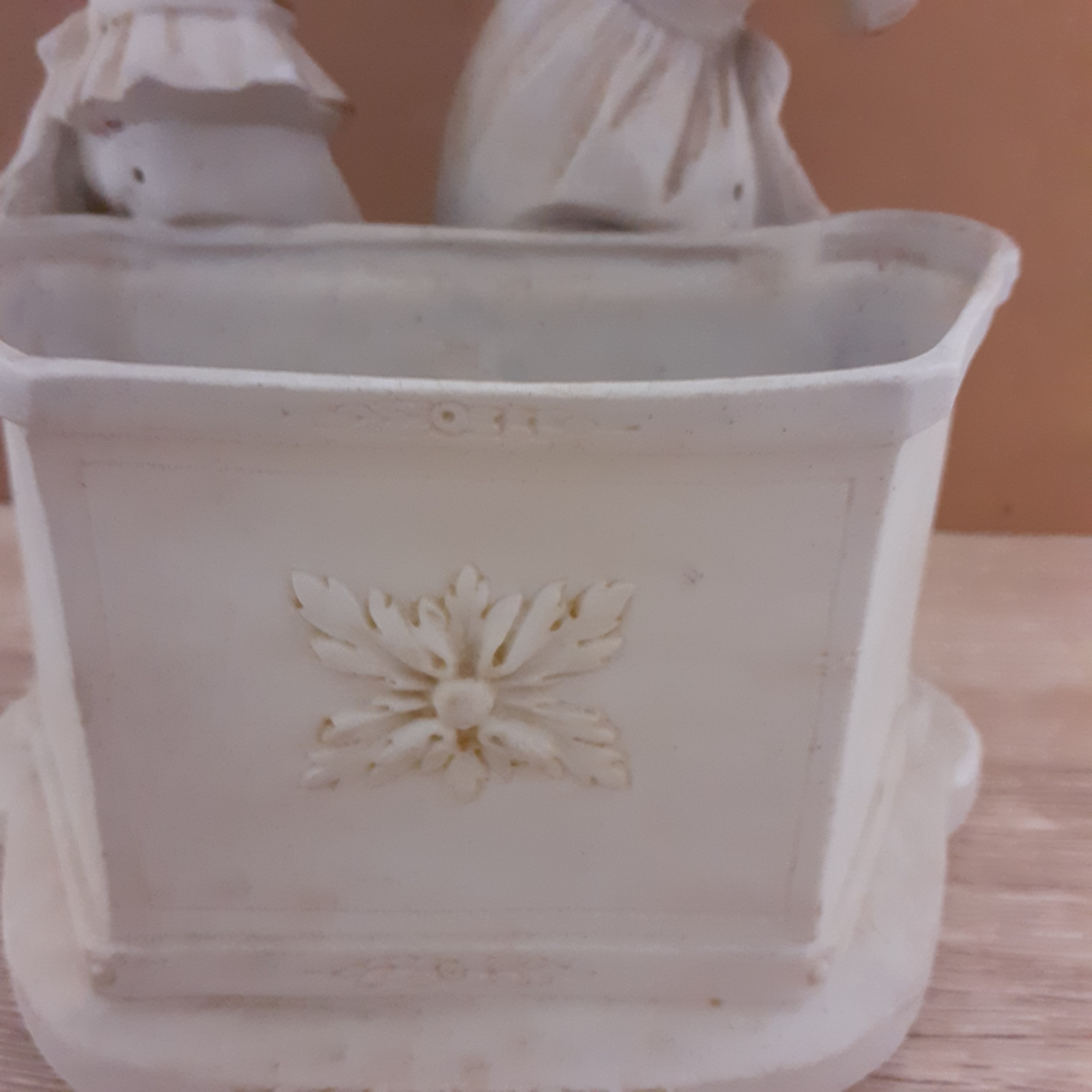 Voir photo 5 de Vide poche ou petit vase en biscuit ancien représentant des musiciens . Vide poche ou petit vase en biscuit ancien représentant des musiciens . Bon état - Vue 5 -