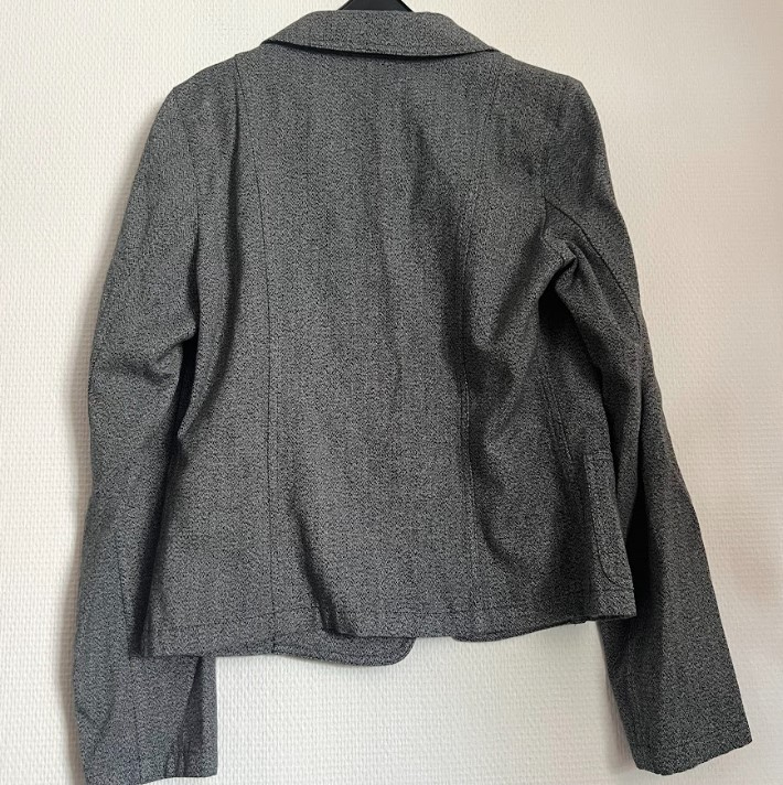 Voir photo 2 de Veste tailleur grise Agnès B Femme - T.40 Veste tailleur grise Agnès B Femme - T.40 Très bon état - Vue 2 -