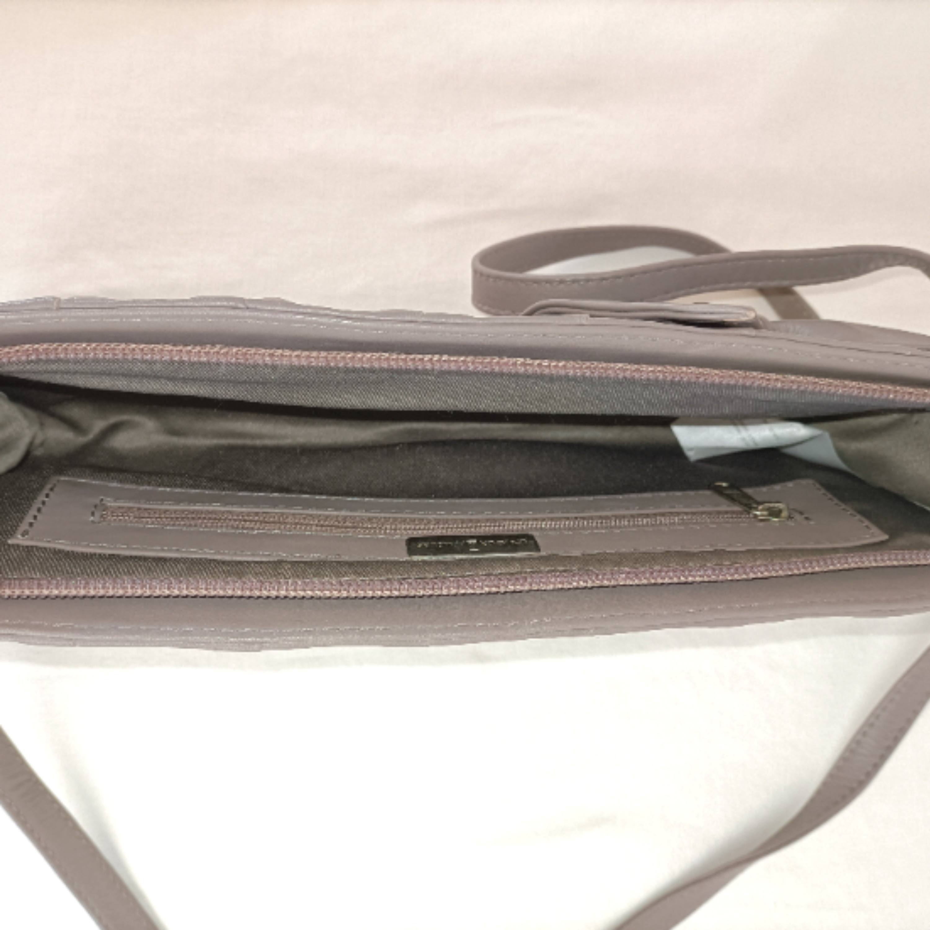 Sac bandoulière en cuir de vachette gris taupe - Un jour ailleurs - Photo 7